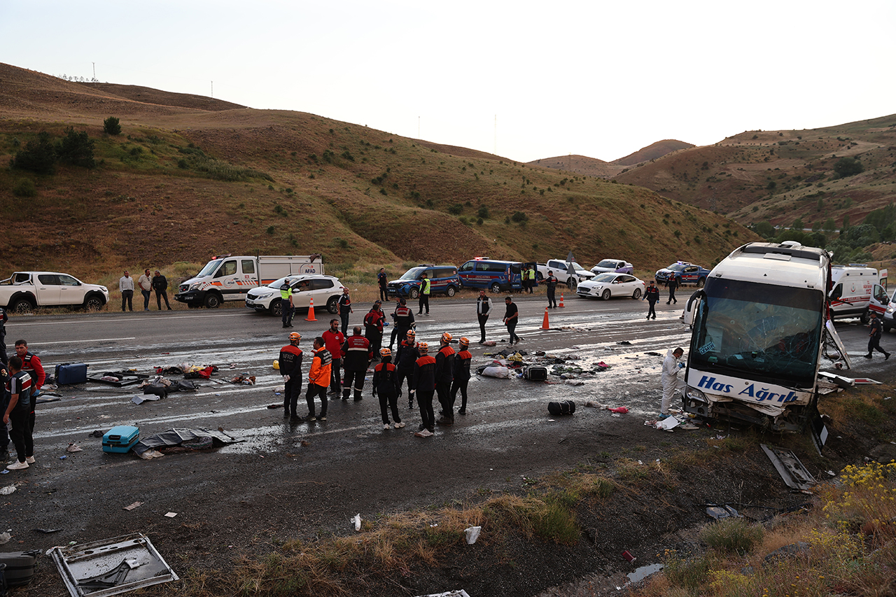aa-20250720-38613468-38613461-sivasta-yolcu-otobusu-dagin-yamacina-carpti-4-kisi-oldu-33-kisi-yaralandi.jpg
