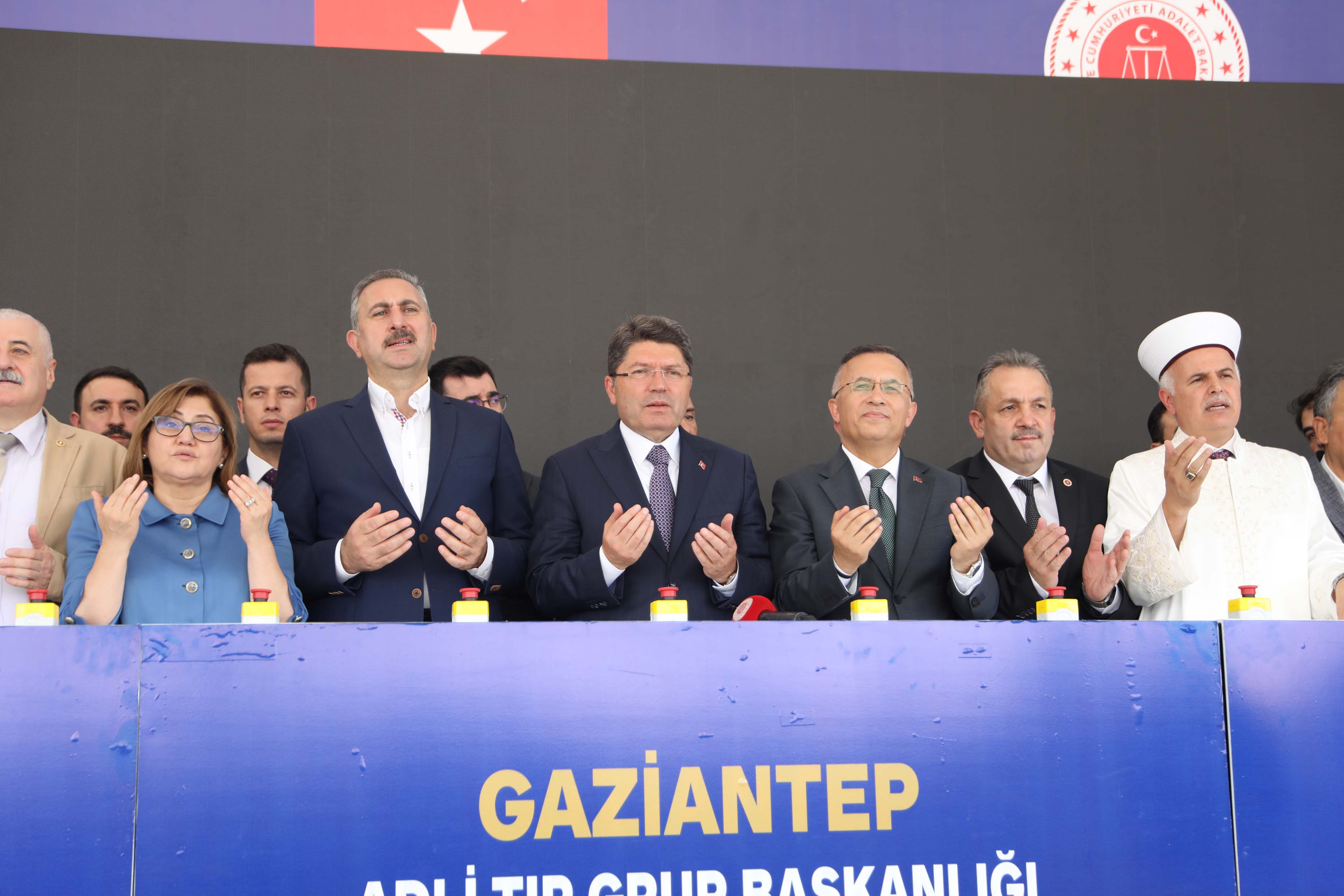 bakan-tunc-darbeciler-tarafindan-yazilm-833169-246899.jpg