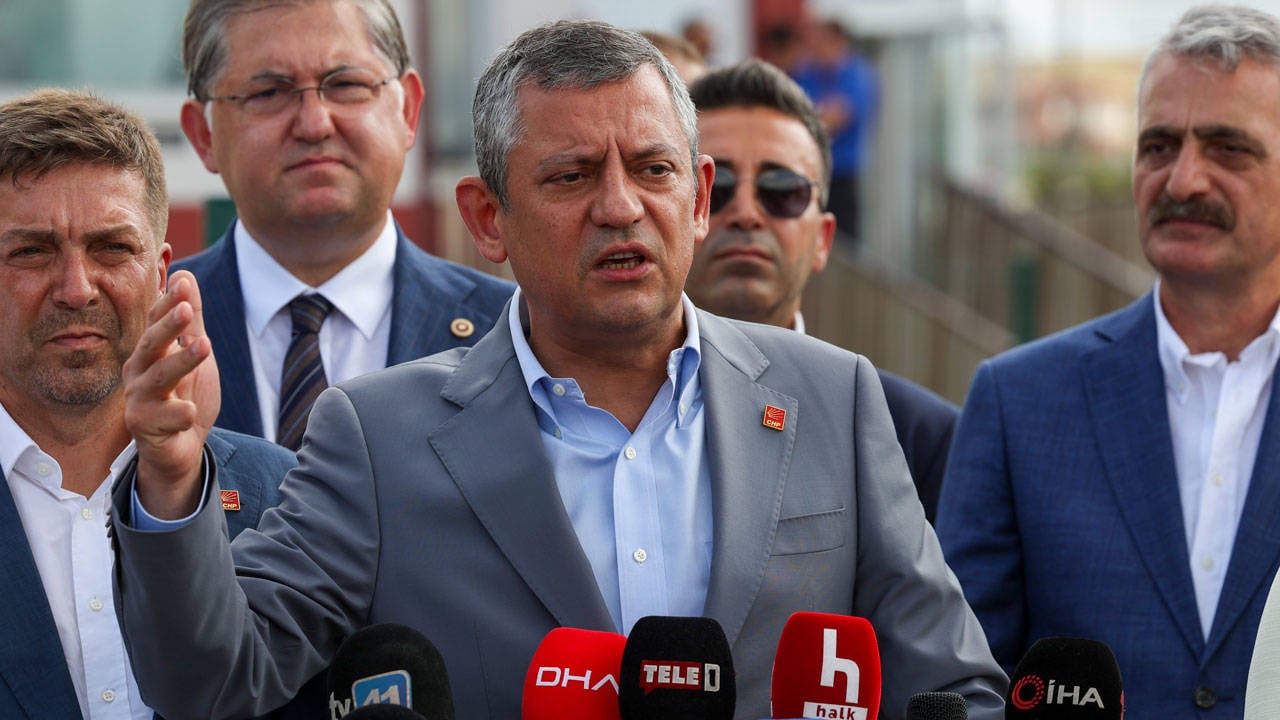 ozgur-ozel-abdullah-guler-hadsizlik-yapiyor-1.jpg