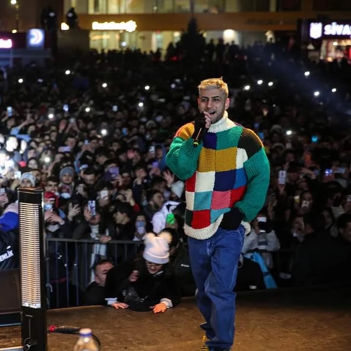 soguk-sivas-aksami-reynmen-konseri-ile-isindikisfestivali-kapsaminda-hemsehrimiz-reynmen-kon-1.webp