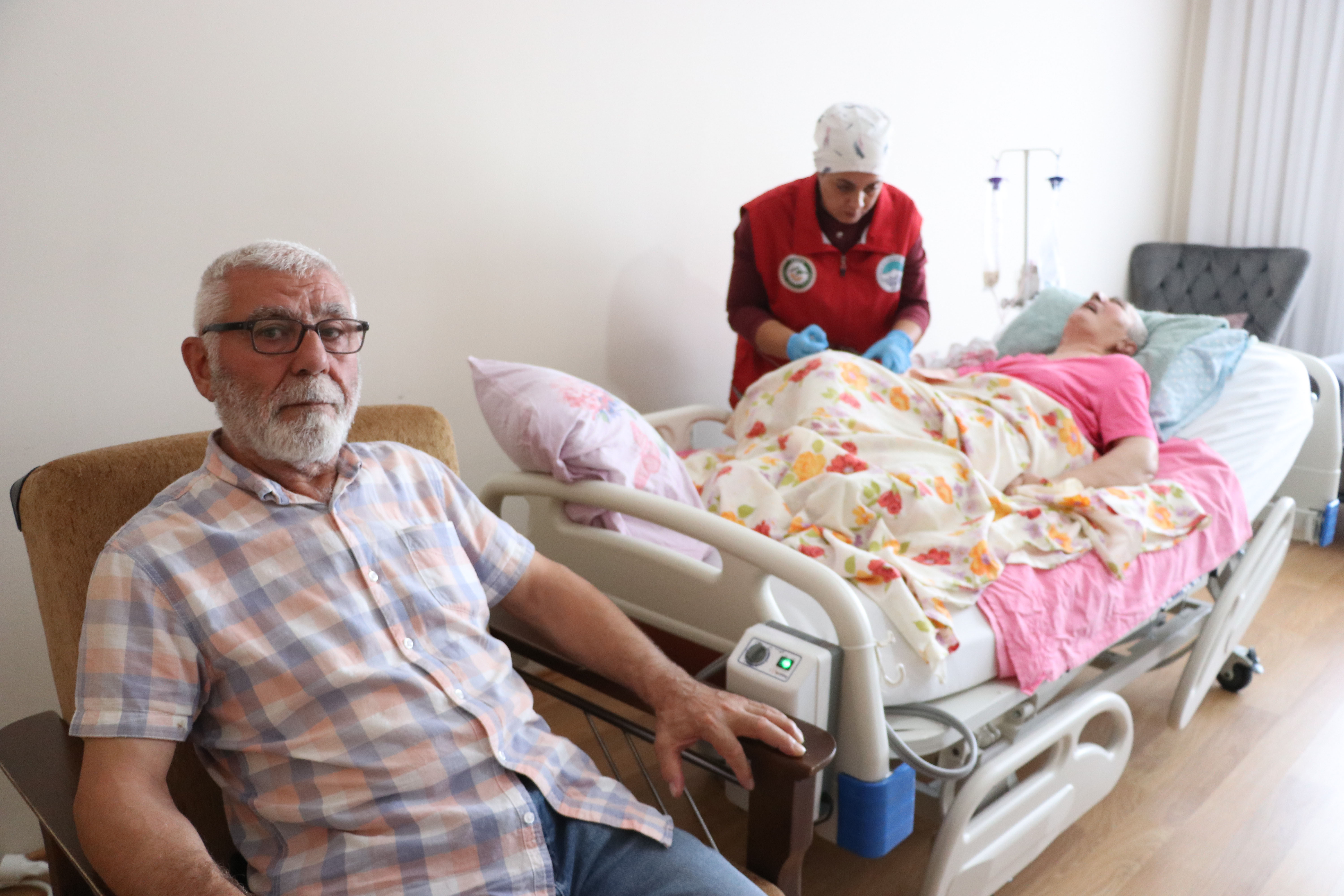 aa-20250810-38790172-38790154-yatalak-ve-konusamayan-esine-10-yildir-gozu-gibi-bakiyor.jpg