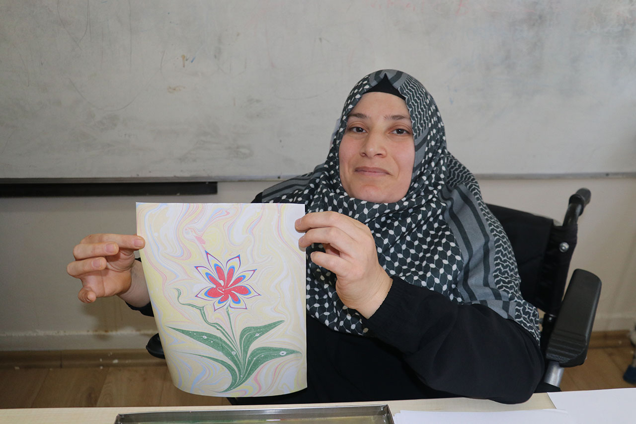 aa-20250820-38874215-38874212-sivasta-bedensel-engelliler-ebru-kursu-ile-hayata-tutunuyor.jpg