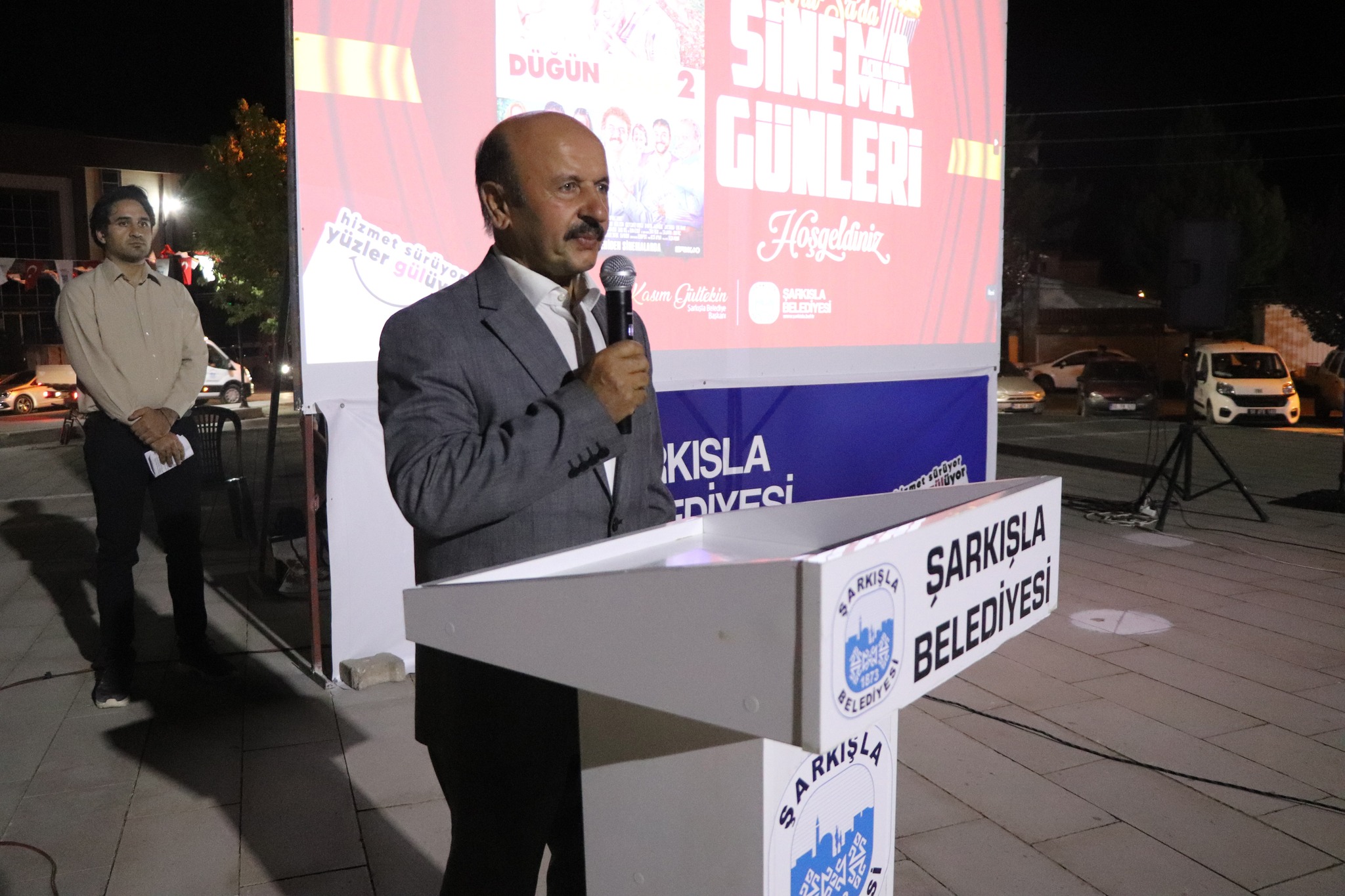 aa-20250825-38919297-38919296-sarkislada-acik-hava-sinema-etkinligi-duzenlendi.jpg