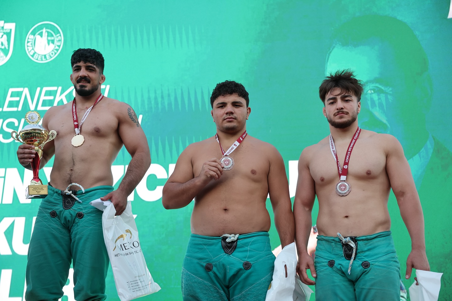 karakucak-guresleri-odul-toreni-2.jpg