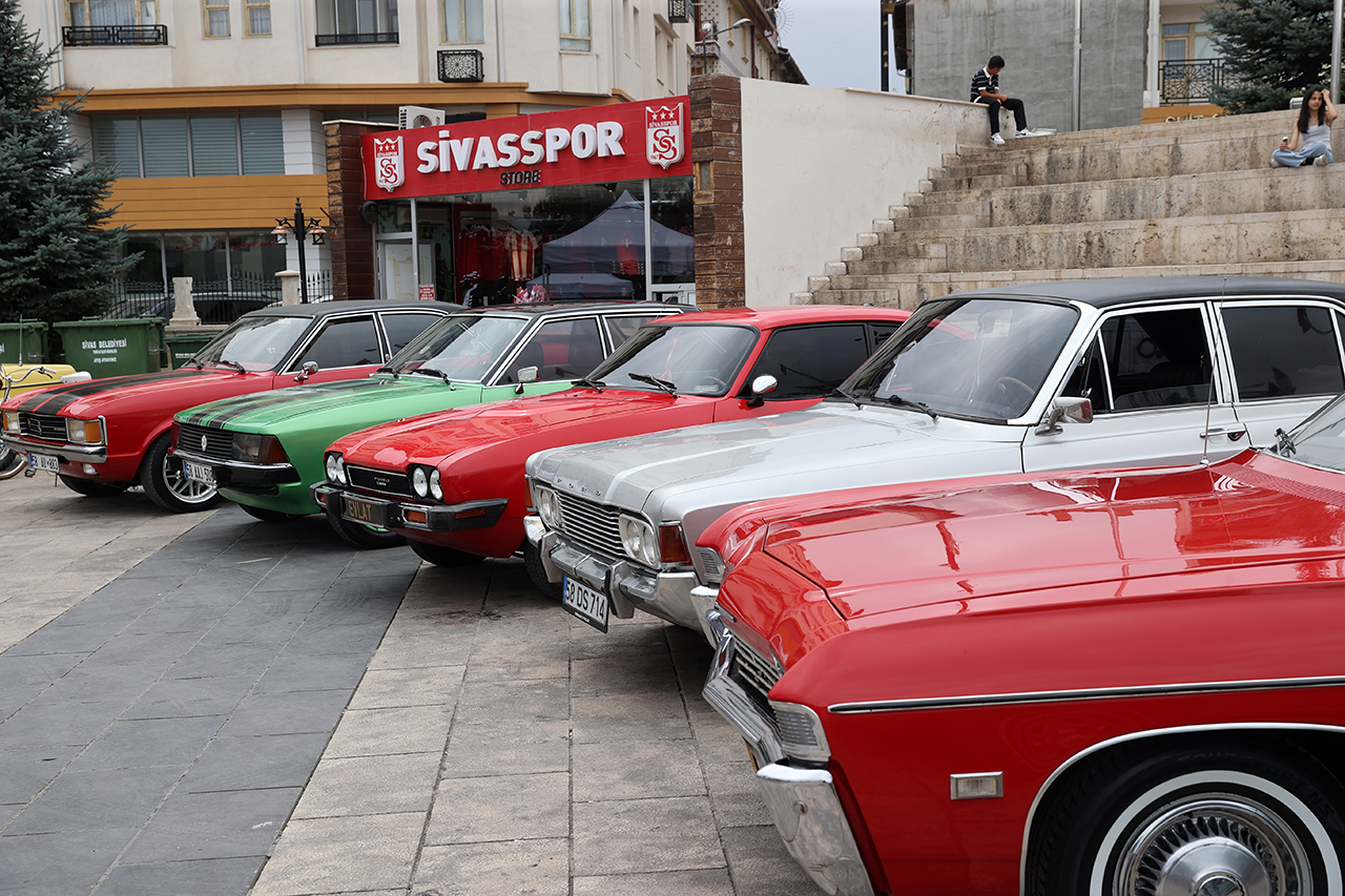 aa-20250907-39046629-39046621-sivasta-klasik-otomobiller-sergilendi.jpg