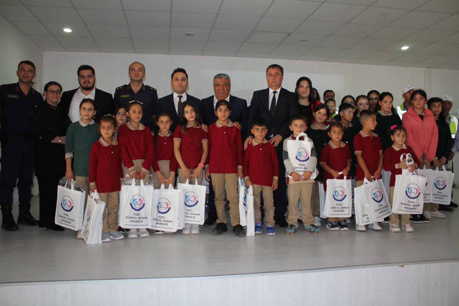 aa-20250912-39092138-39092136-yildizelinde-yaslilardan-ogrencilere-kirtasiye-destegi.jpg