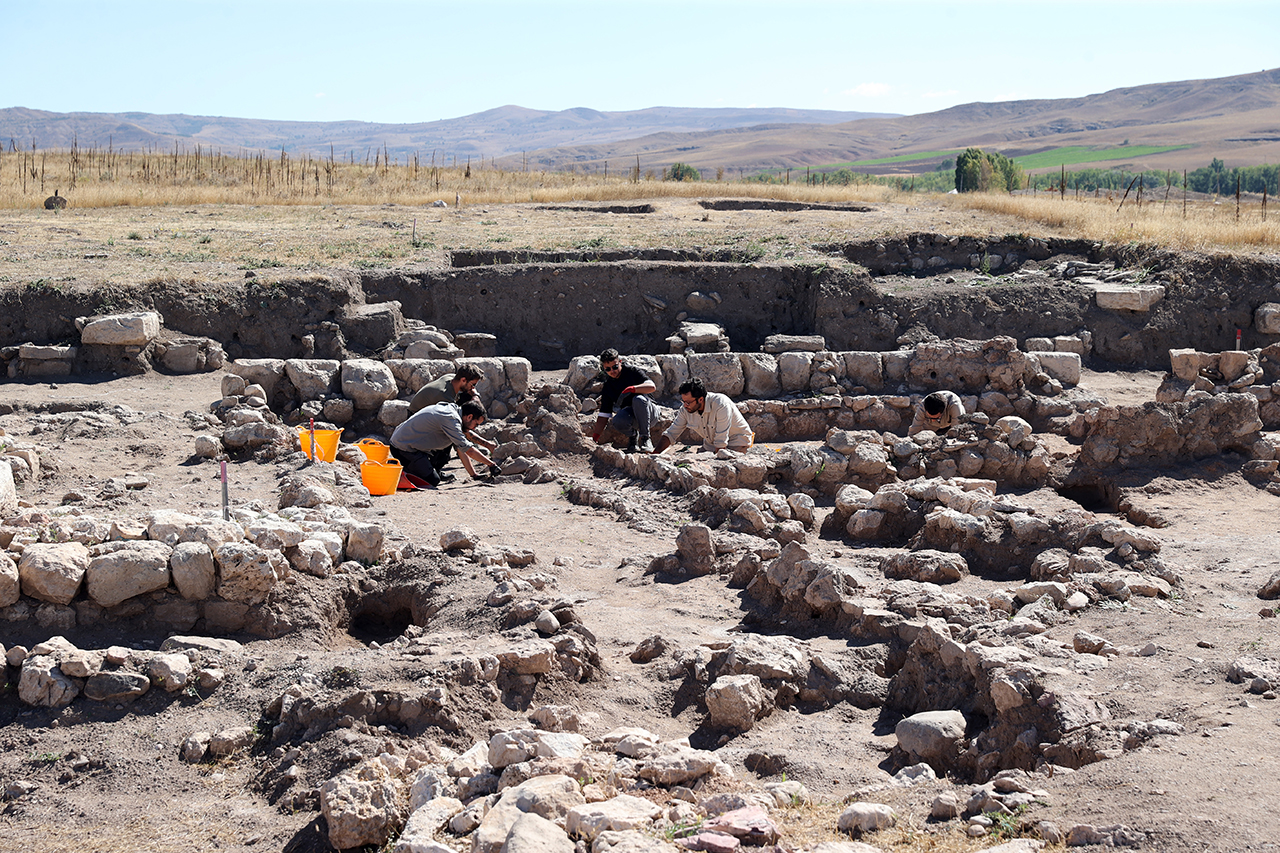 aa-20250916-39126202-39126196-hitit-yerlesim-yeri-kayalipinarda-56-civi-yazili-tablet-ve-22-muhur-baskisi-bulundu.jpg