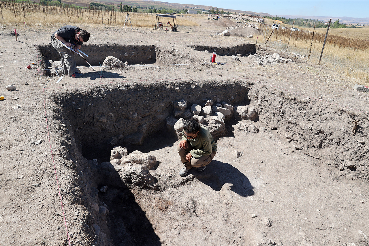 aa-20250916-39126202-39126200-hitit-yerlesim-yeri-kayalipinarda-56-civi-yazili-tablet-ve-22-muhur-baskisi-bulundu.jpg