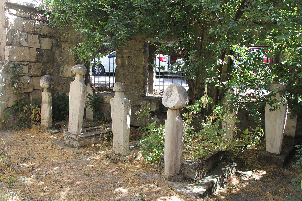 vakiflara-malini-birakti-kabristani-ilgisizlige-terk-edildi-1.jpg