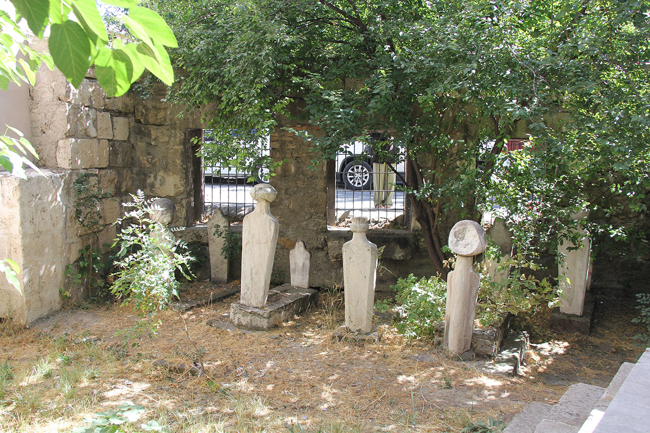 vakiflara-malini-birakti-kabristani-ilgisizlige-terk-edildi-3.jpg