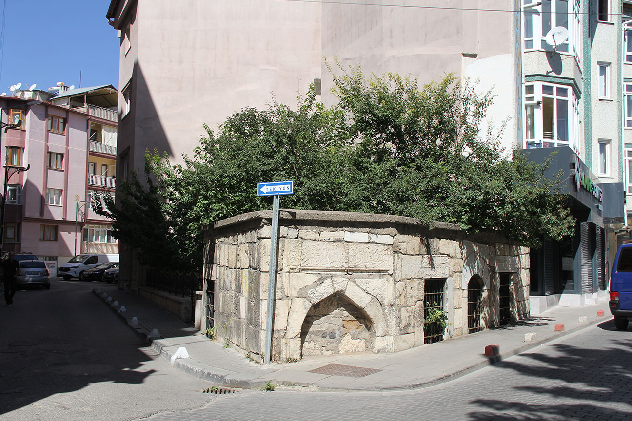 vakiflara-malini-birakti-kabristani-ilgisizlige-terk-edildi-4.jpg