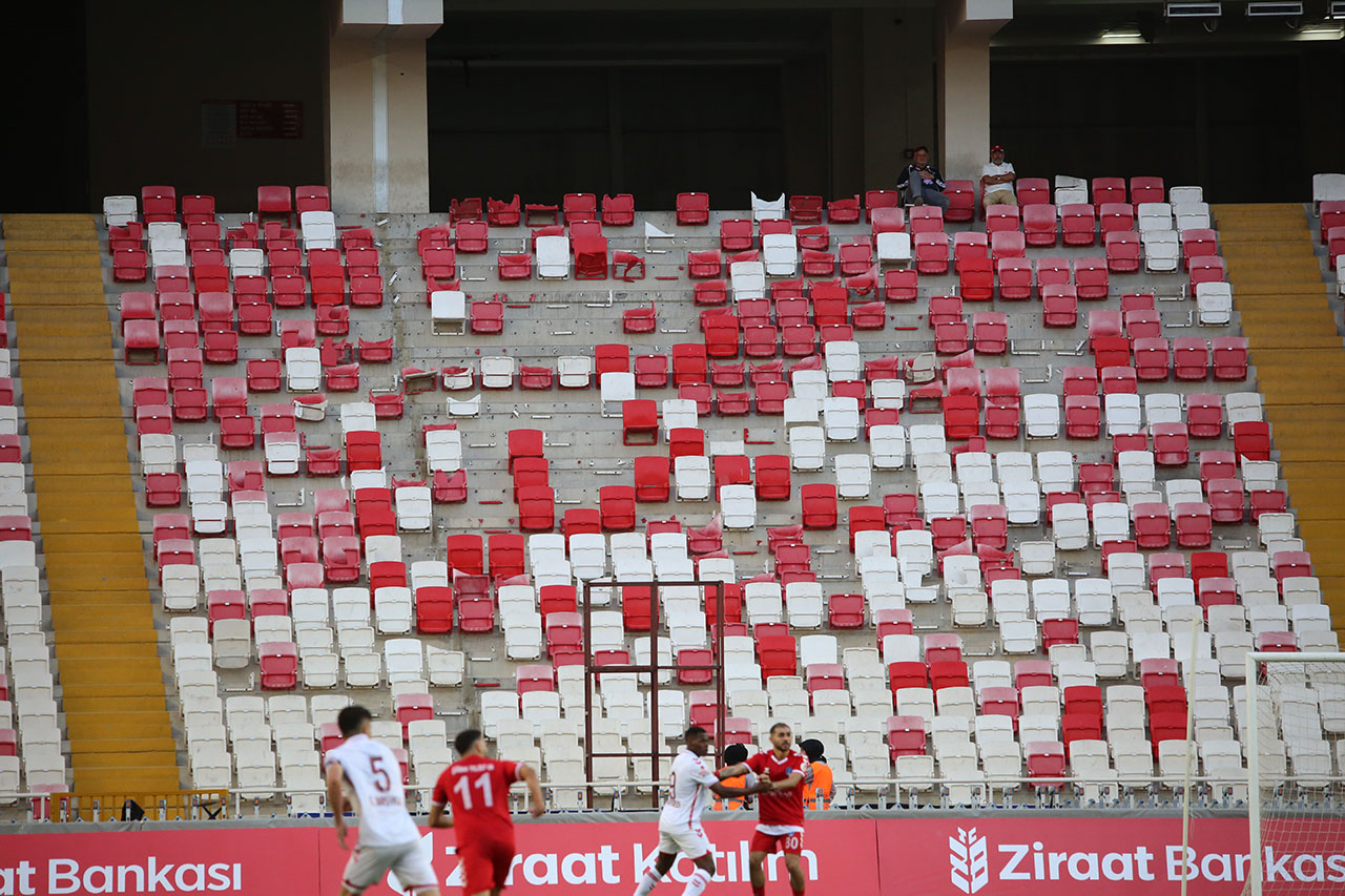 stadyum-kirik-koltuklar-tepki-3.jpg