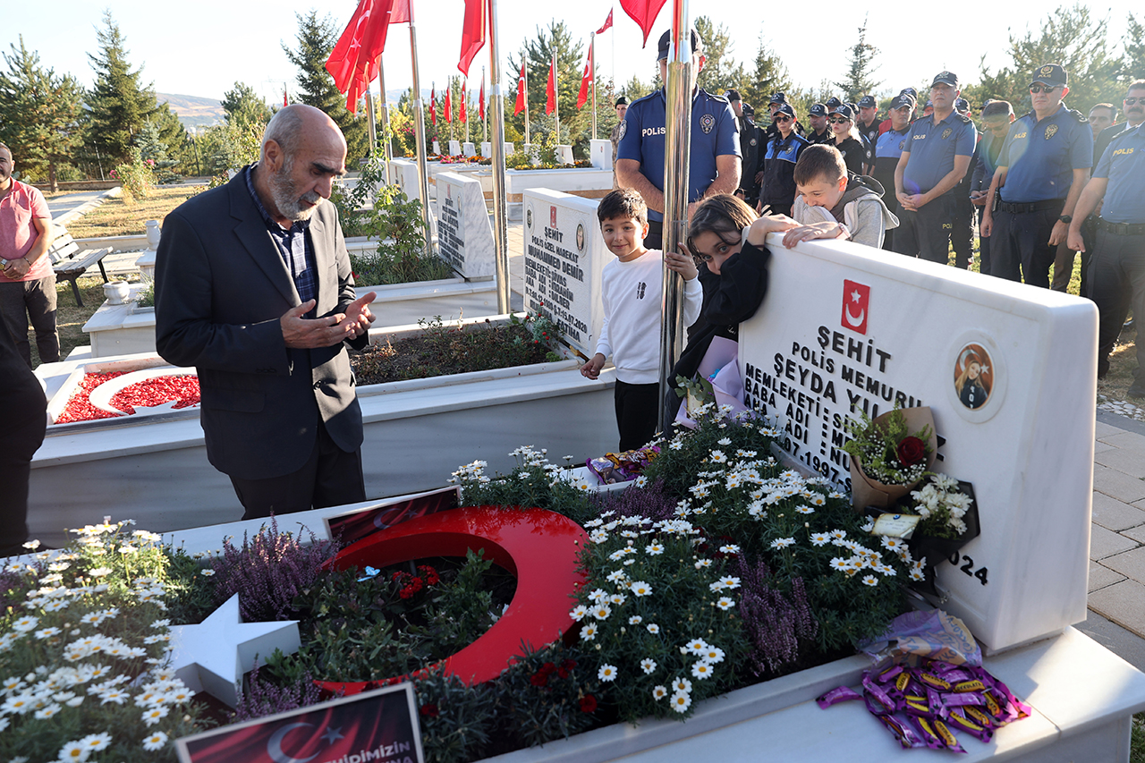 aa-20250923-39205738-39205730-sehit-seyda-yilmaz-memleketi-sivasta-mezari-basinda-anildi.jpg