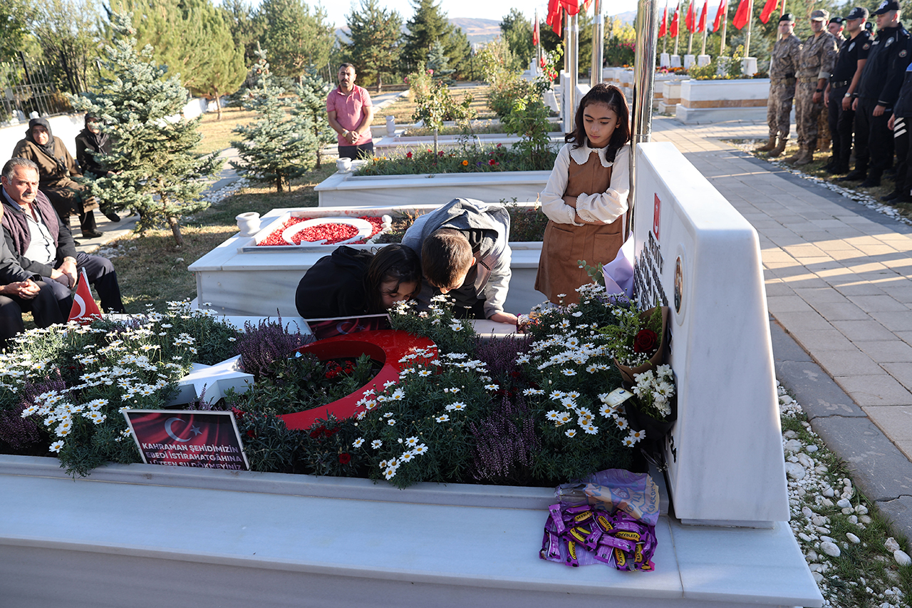 aa-20250923-39205738-39205732-sehit-seyda-yilmaz-memleketi-sivasta-mezari-basinda-anildi.jpg