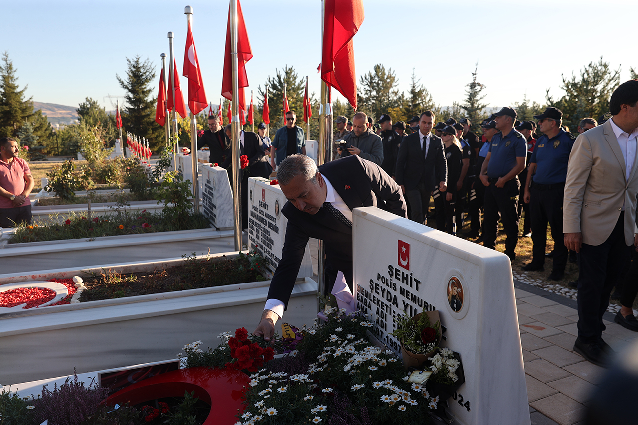 aa-20250923-39205738-39205733-sehit-seyda-yilmaz-memleketi-sivasta-mezari-basinda-anildi.jpg