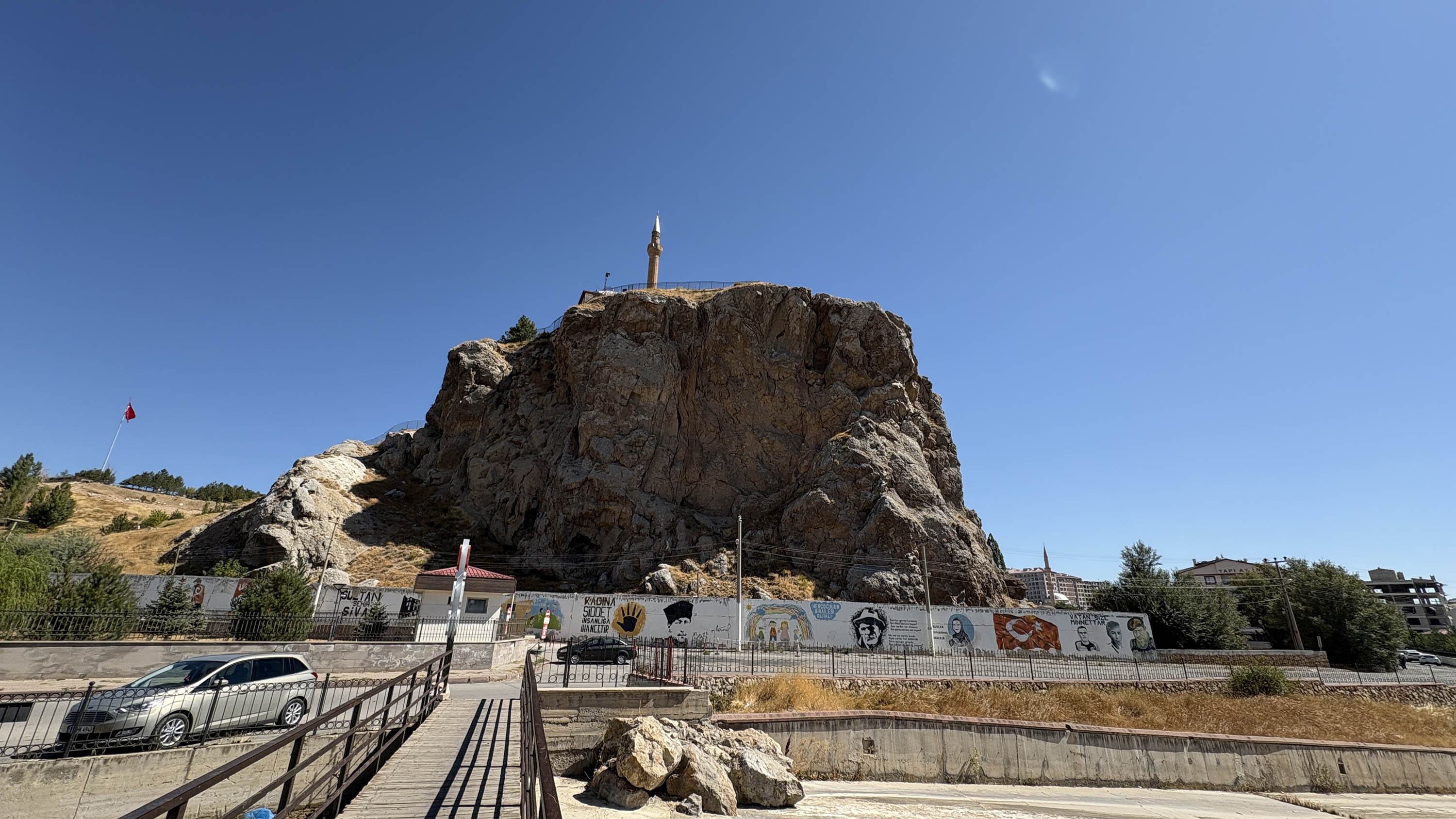 sivasin-sembol-kayaliklarina-duvarli-929045-275948.jpg