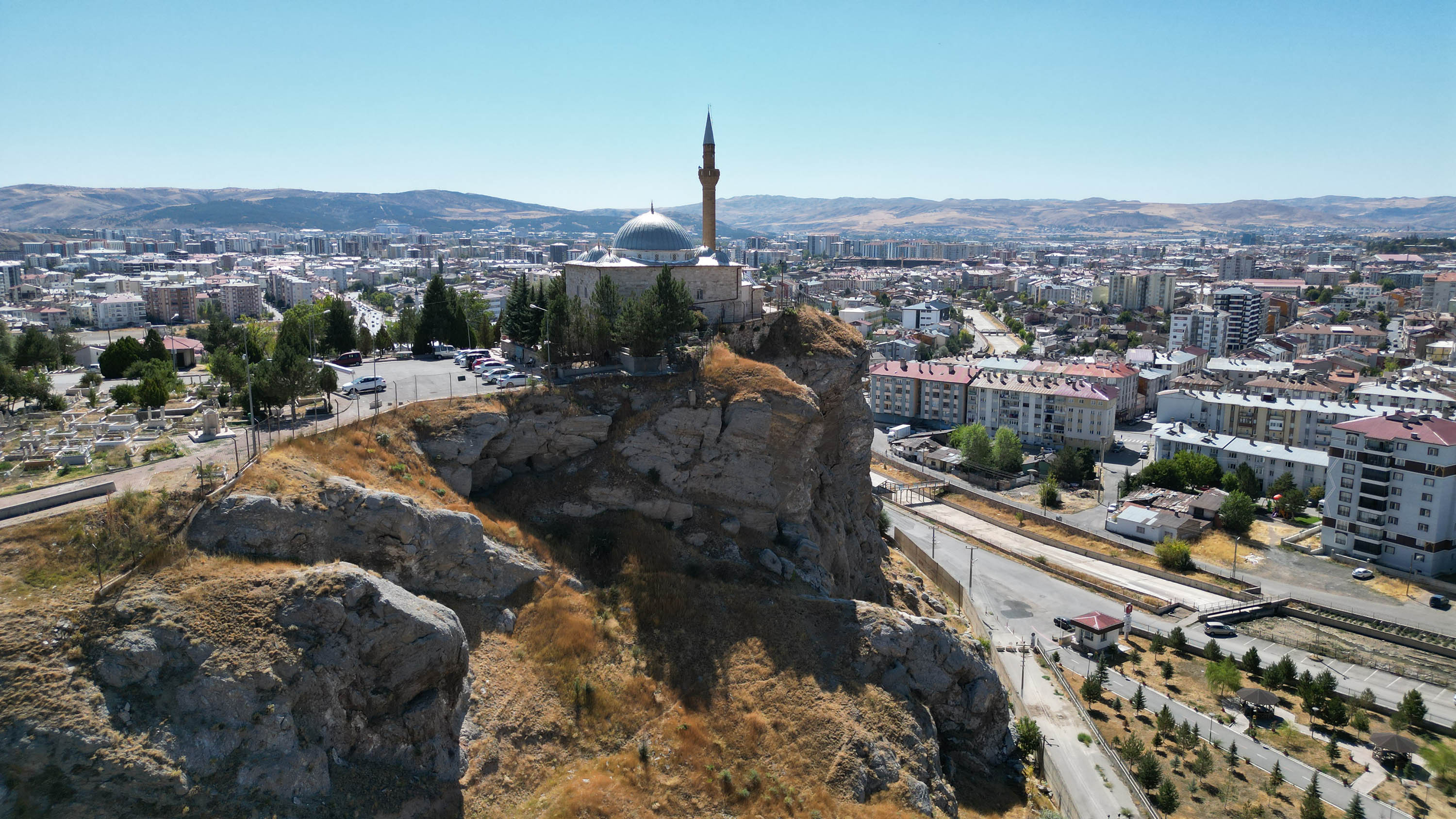 sivasin-sembol-kayaliklarina-duvarli-929046-275948.jpg