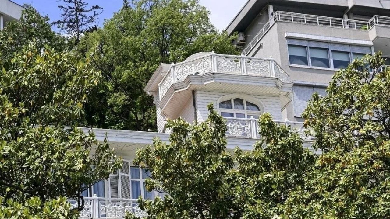 feto-firarisi-akin-ipek-kimdir-bogazdaki-luks-kosku-1-1-milyar-tlye-satildi.jpg