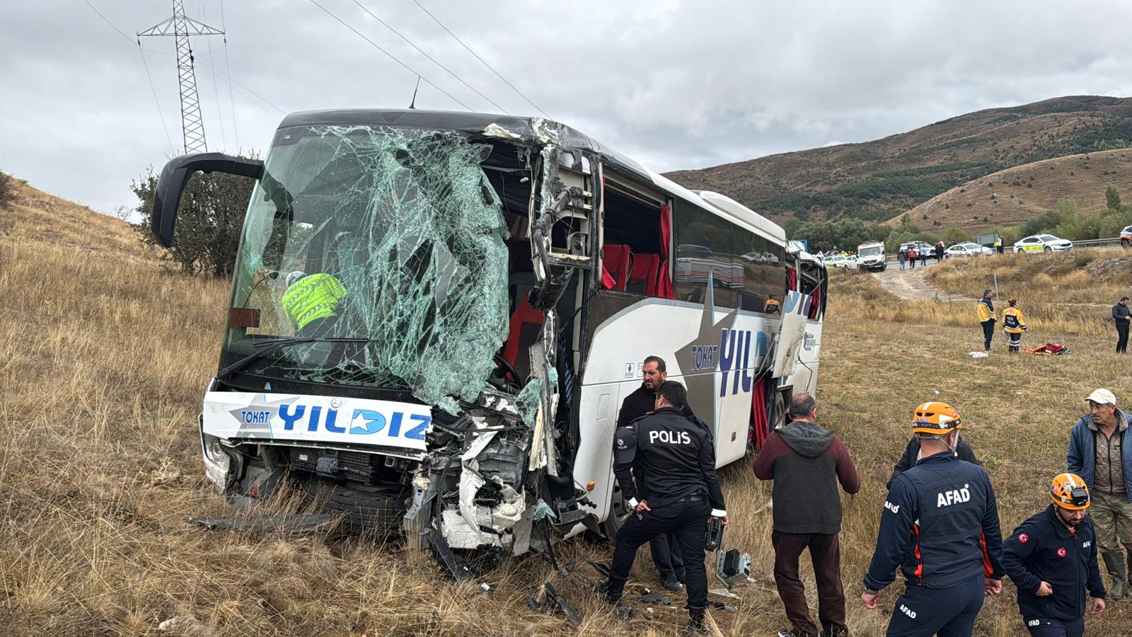 aa-20250930-39266287-39266284-sivasta-yolcu-otobusu-ile-tirin-carpistigi-kazada-20-kisi-yaralandi.jpg