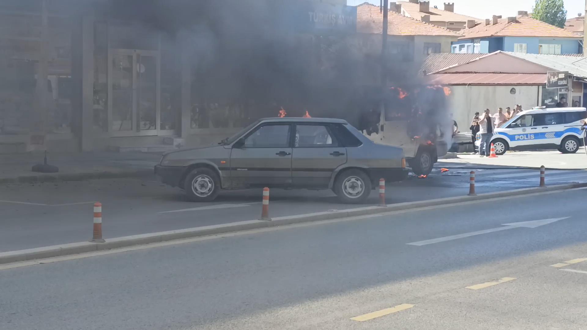 aa-20251007-39335676-39335673-sivasta-park-halindeki-hafif-ticari-arac-yandi.jpg