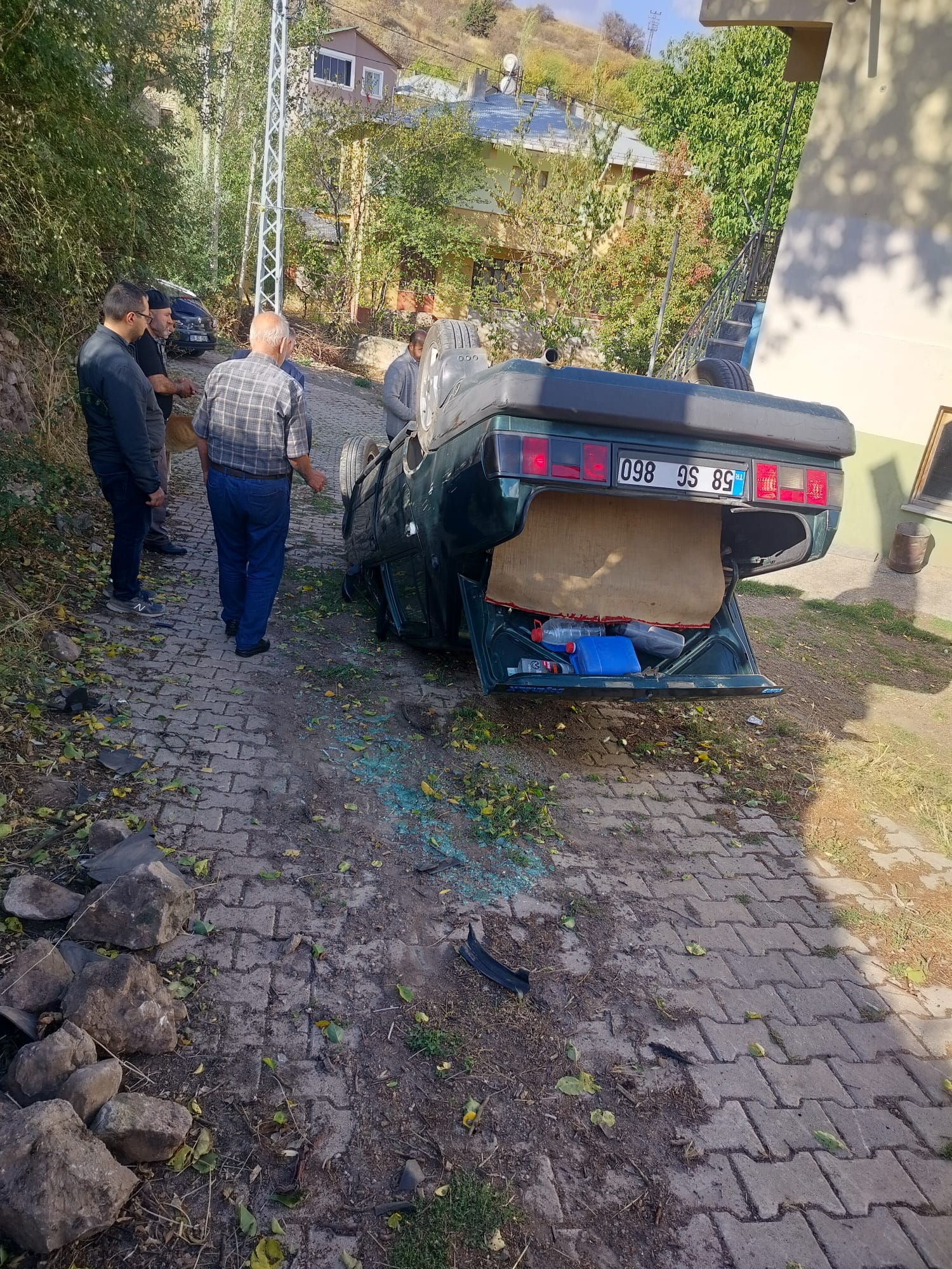 aa-20251008-39344207-39344205-akincilarda-devrilen-otomobildeki-2-kisi-yaralandi.jpg