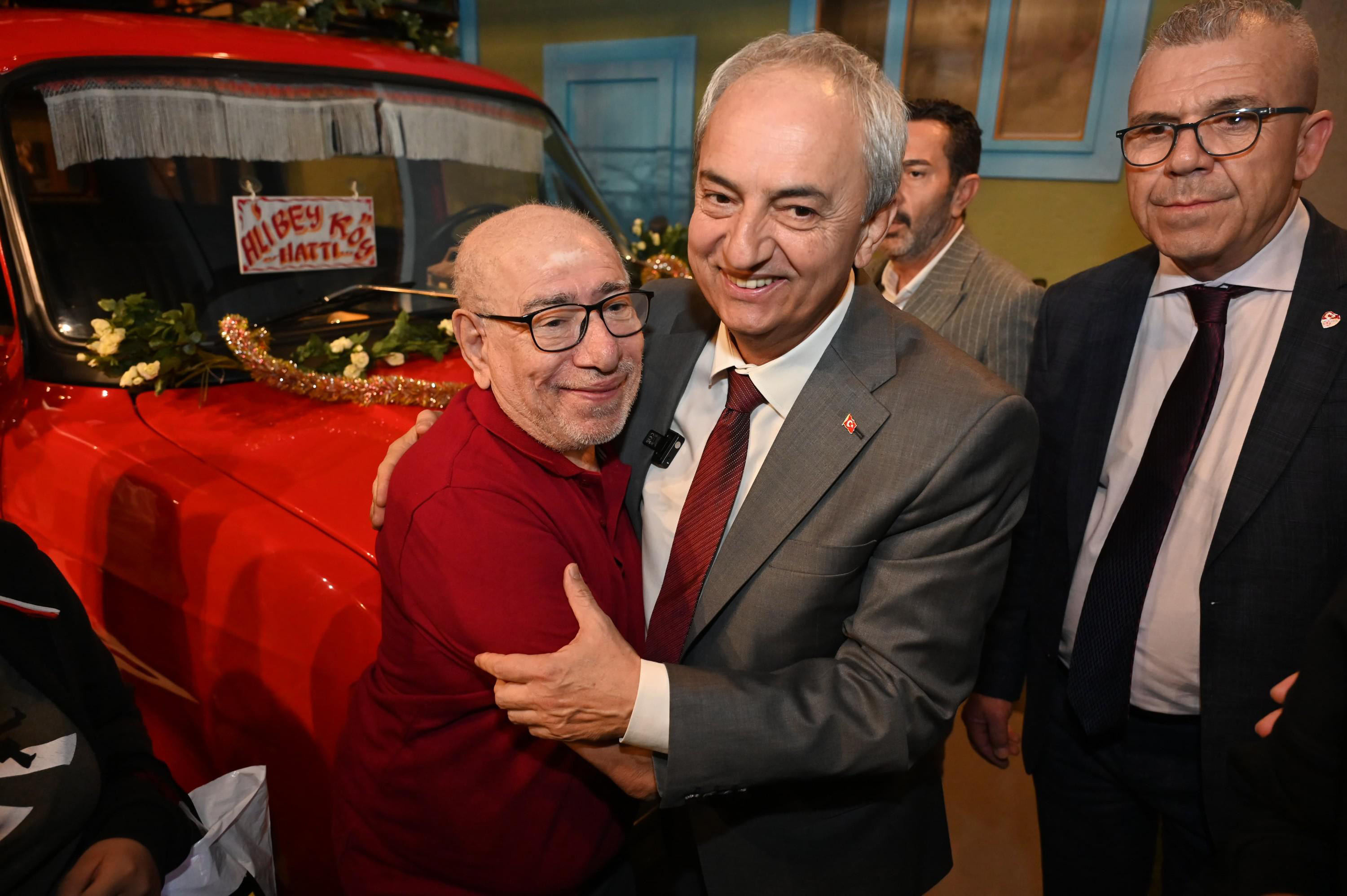 cicek-abbas-yillar-sonra-minibusuyle-953652-283149.jpg