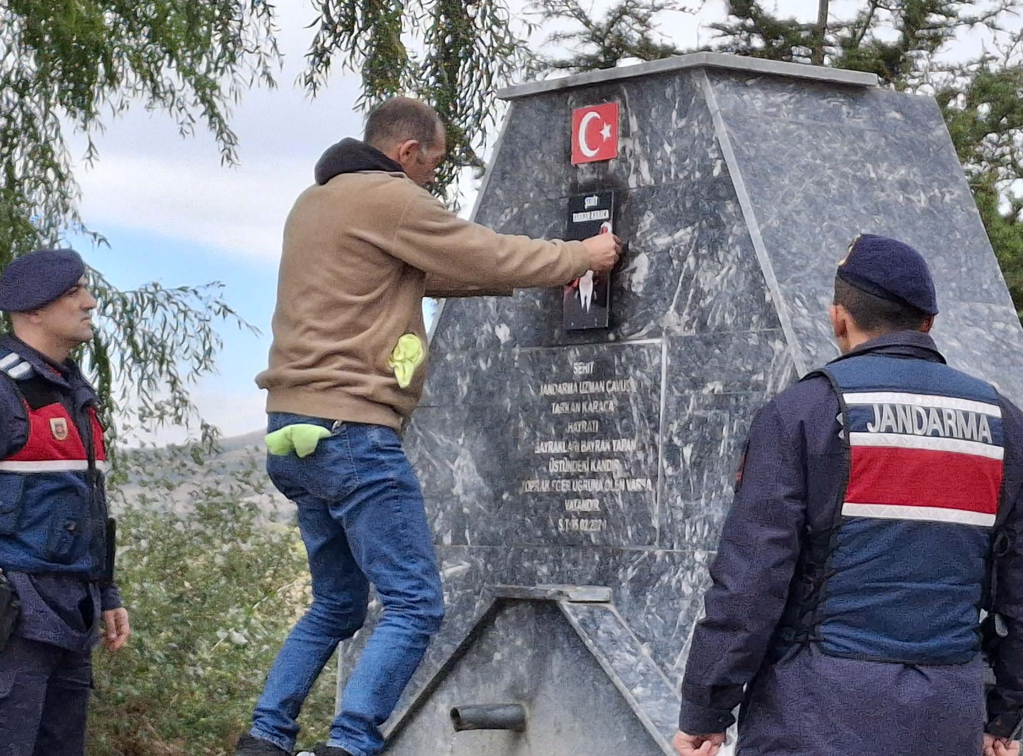 sehit-adina-yaptirilan-cesmedeki-turk-ba-953541-283112.jpg