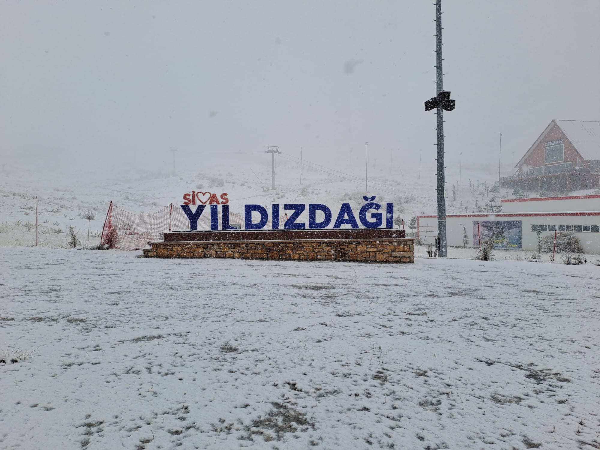 aa-20251012-39388189-39388187-sivasta-yildiz-dagi-kayak-merkezine-kar-yagdi.jpg