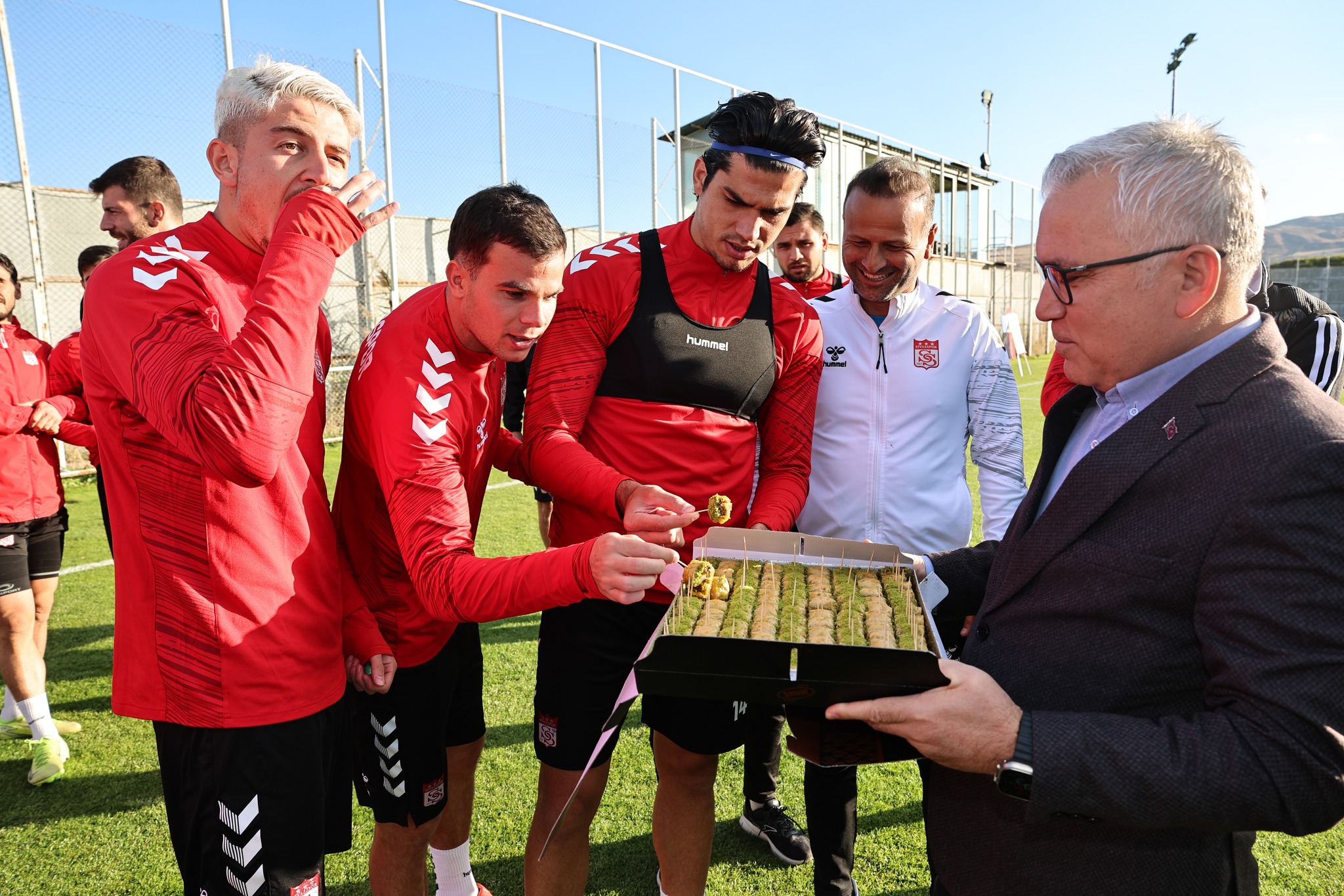 vali-sivasspor-ziyaret-1.jpg