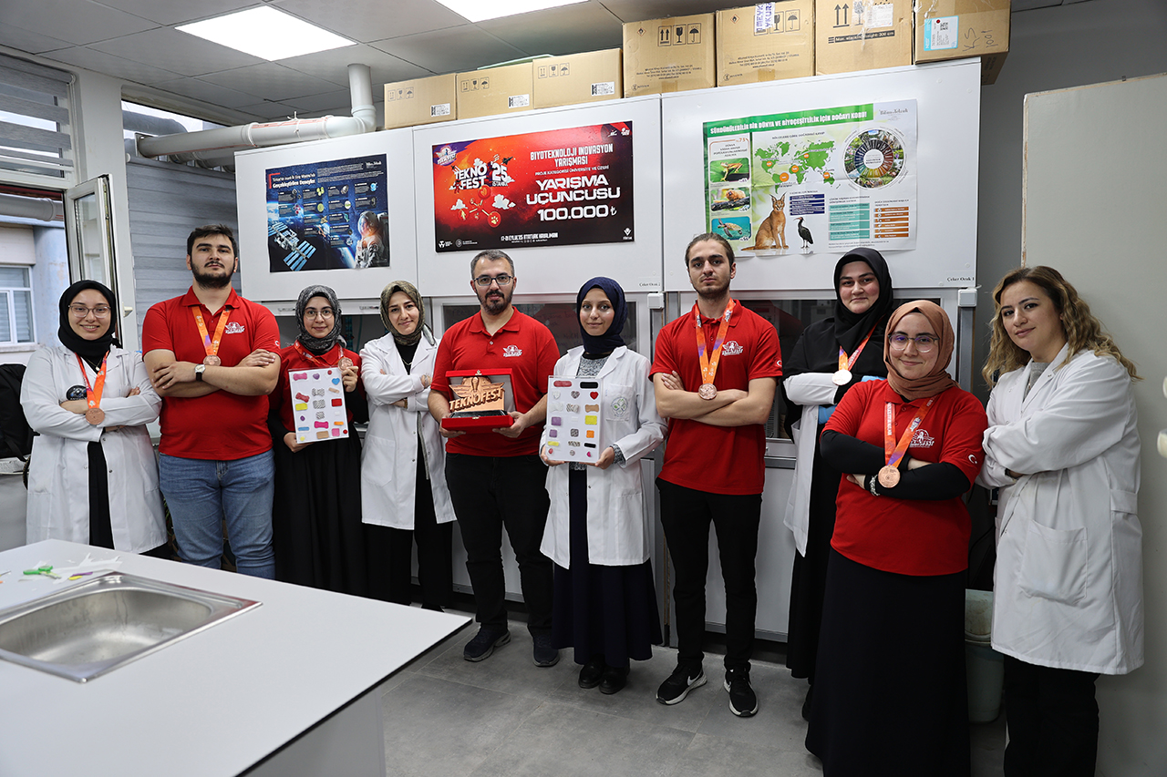 aa-20251015-39417799-39417798-yarayi-cabuk-iyilestiren-antimikrobiyal-bant-teknofestte-odul-getirdi.jpg