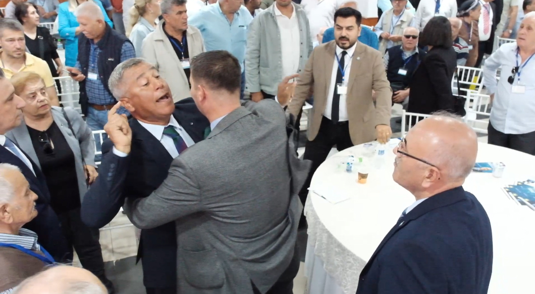 tarsusta-iyi-parti-kongresinde-arbede-969253-287894.jpg