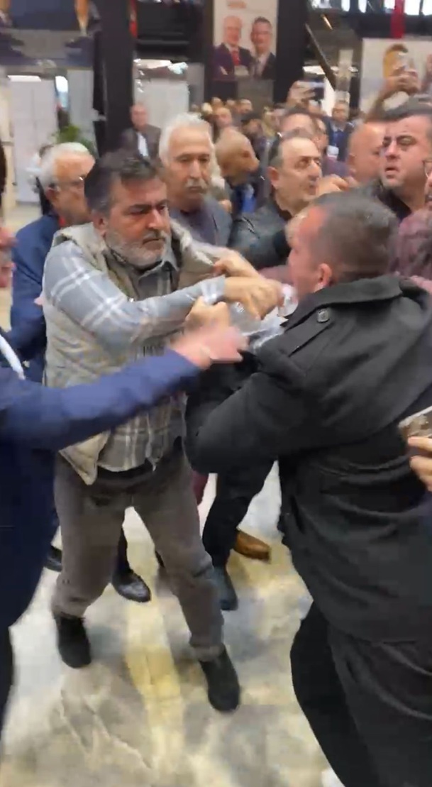 chp-kongresinde-partililerle-gazeteciler-971032-288335.jpg