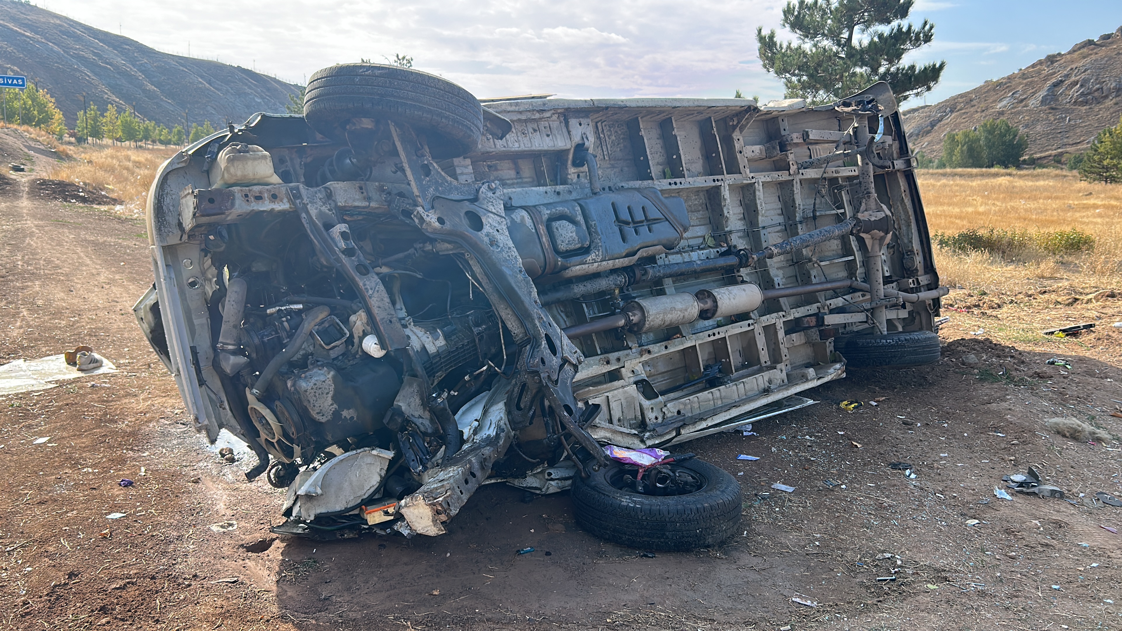 minibus-istinat-duvarindan-dustu-4-yar-970314-288157.jpg
