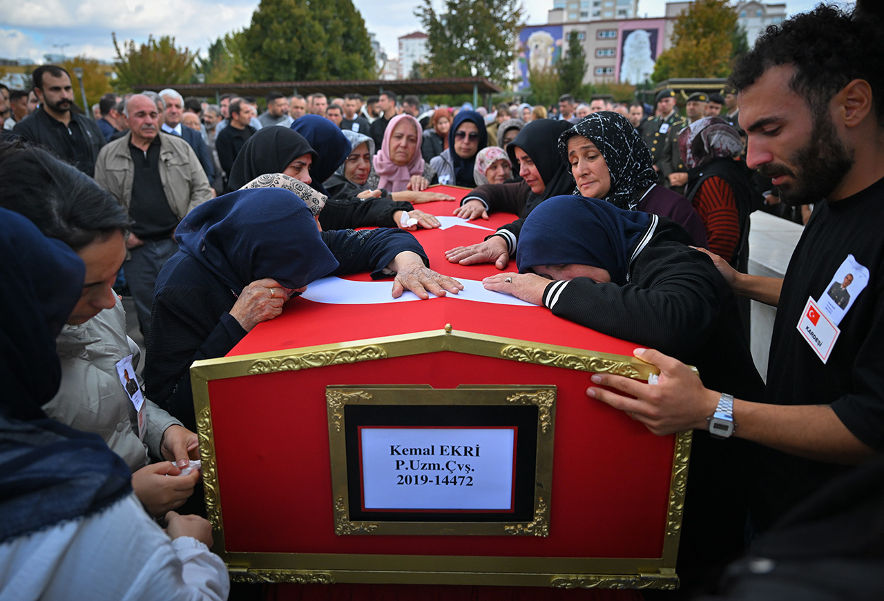 aa-20251020-39468605-39468598-balikesirde-cezaevi-firarisi-tarafindan-oldurulen-uzman-cavus-ekrinin-cenazesi-topraga-verildi.jpg