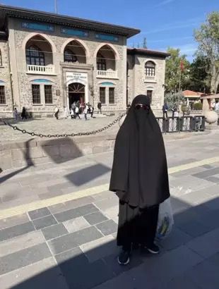 ankarada-carsafla-gezen-erkek-adli-kon-972436-288765.jpg