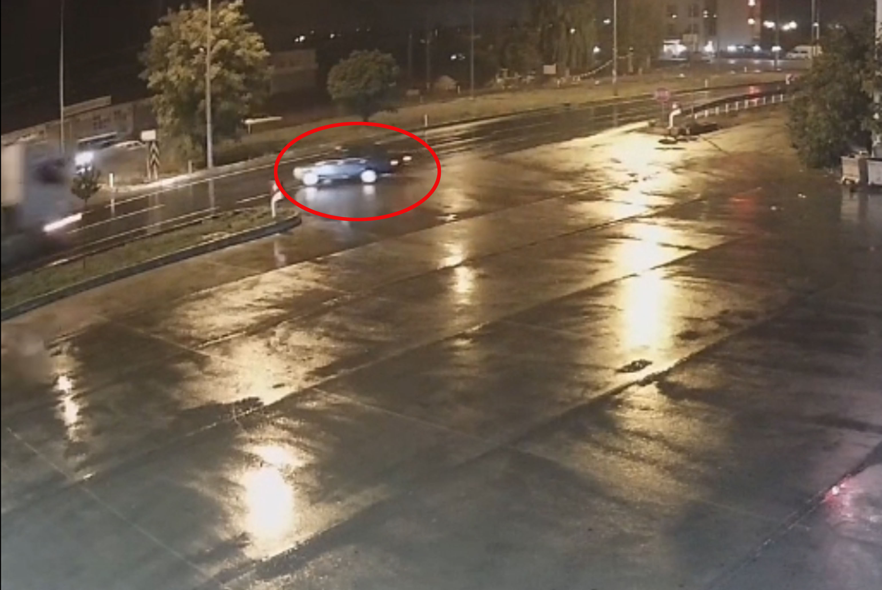 tirin-otomobile-carptigi-kaza-kamerada-972702-288855.jpg