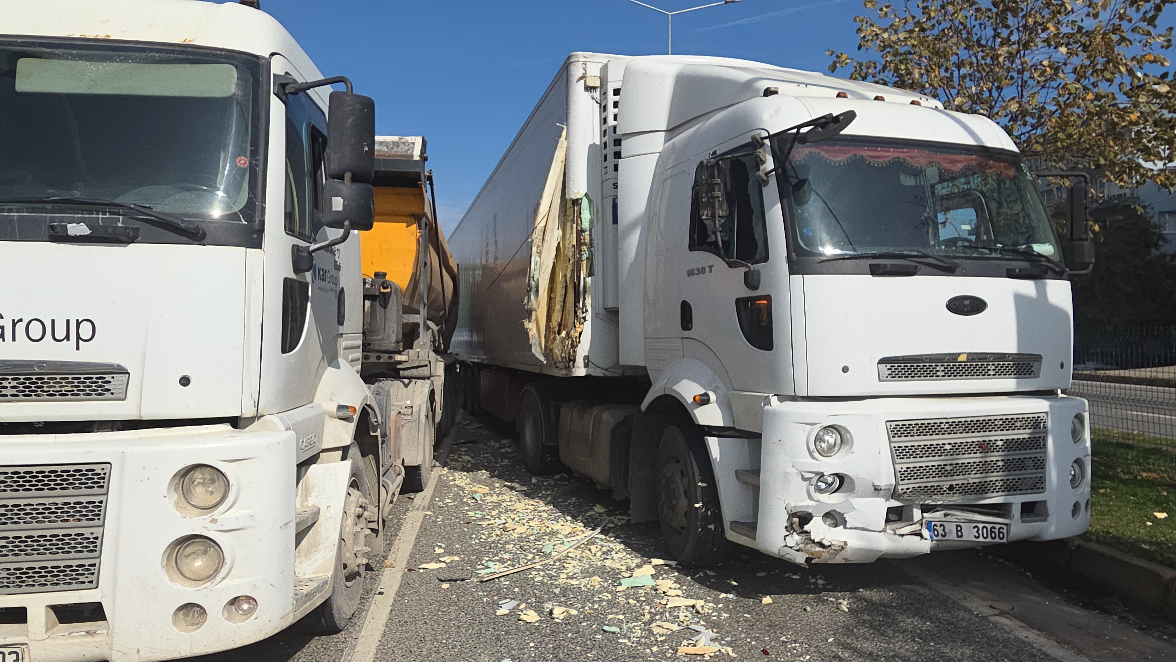 tir-kirmizi-isikta-bekleyen-otomobile-c-982748-291781.jpg