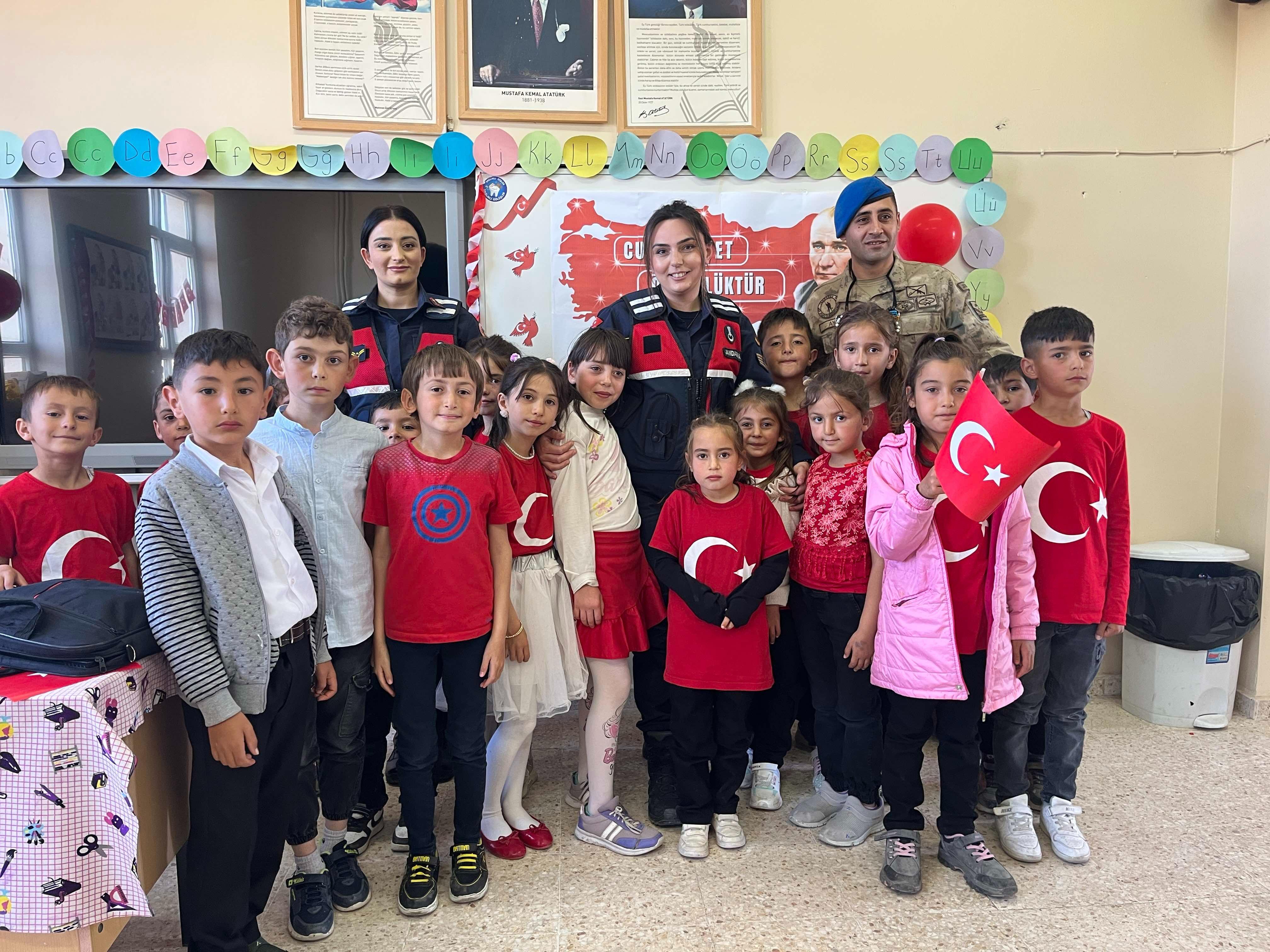 aa-20251028-39541634-39541629-altinyaylada-jandarma-cocuklarla-cumhuriyet-bayramini-kutladi.jpg