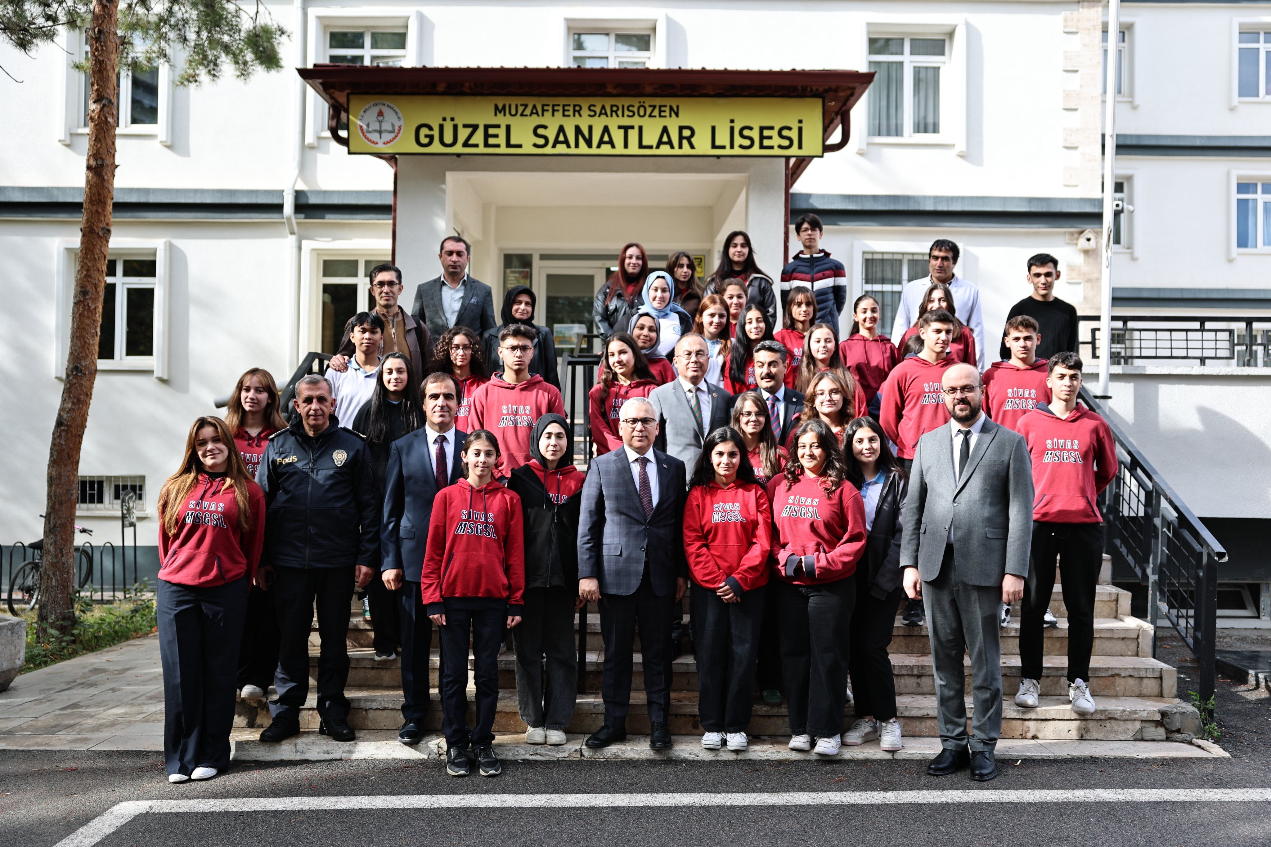 sivas-valisi-yilmaz-simsek-sanatla-buyuyen-genclerimiz-gurur-kaynagimiz-2.jpg