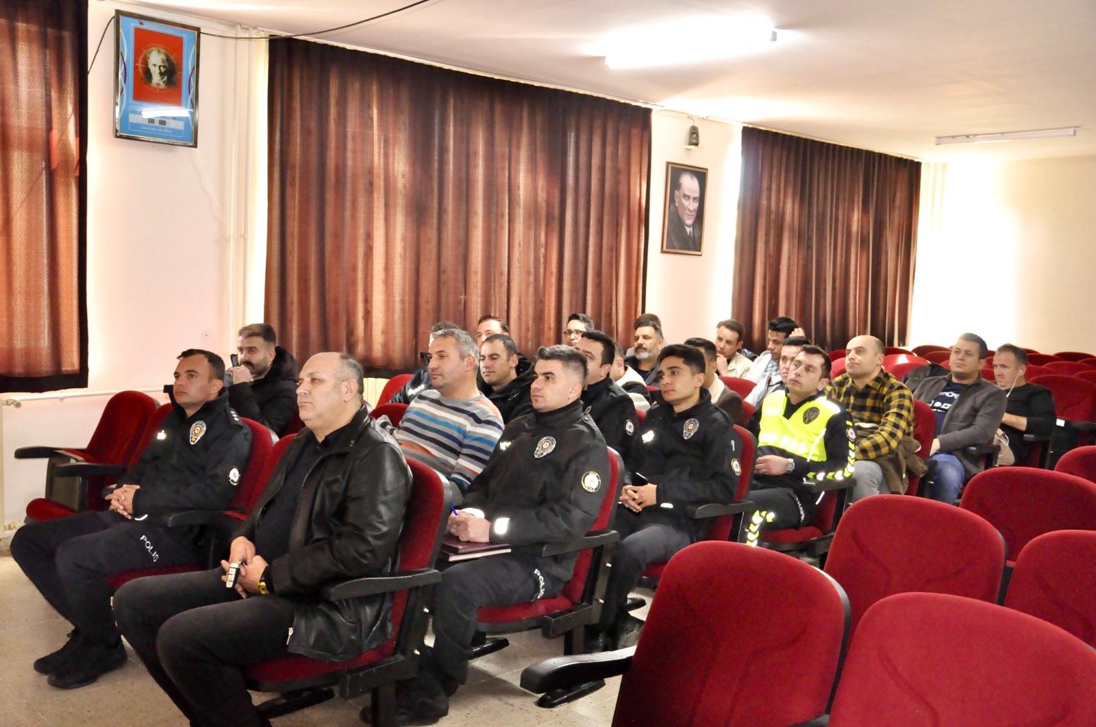aa-20251119-39748491-39748489-gemerekte-emniyet-personeline-halkla-iliskiler-ve-etkili-iletisim-konulu-seminer-verildi.jpg