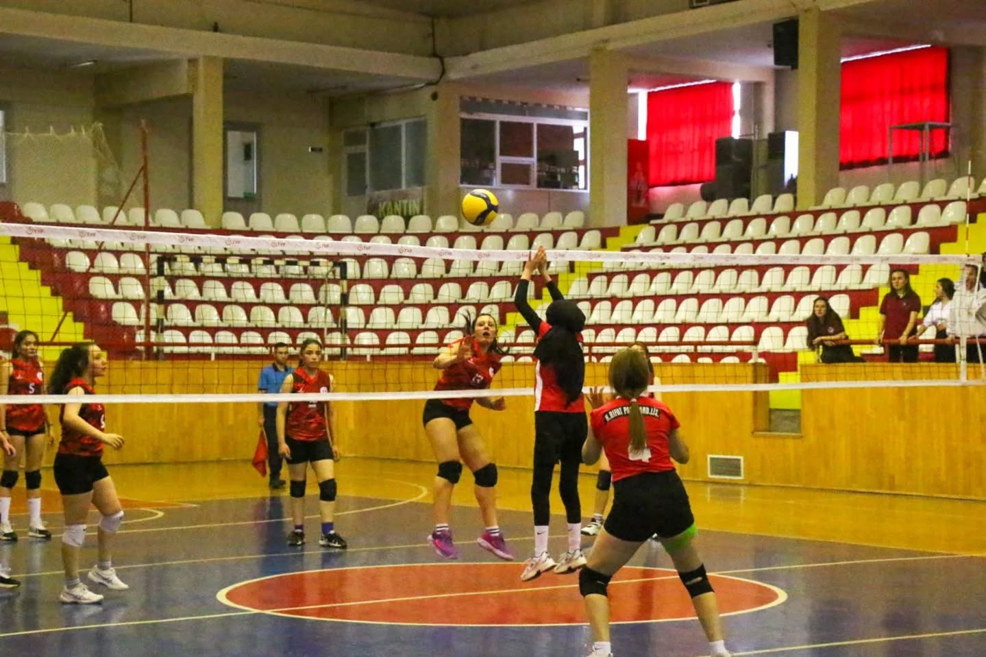 gencler-voleybol-final-toren-1.jpg