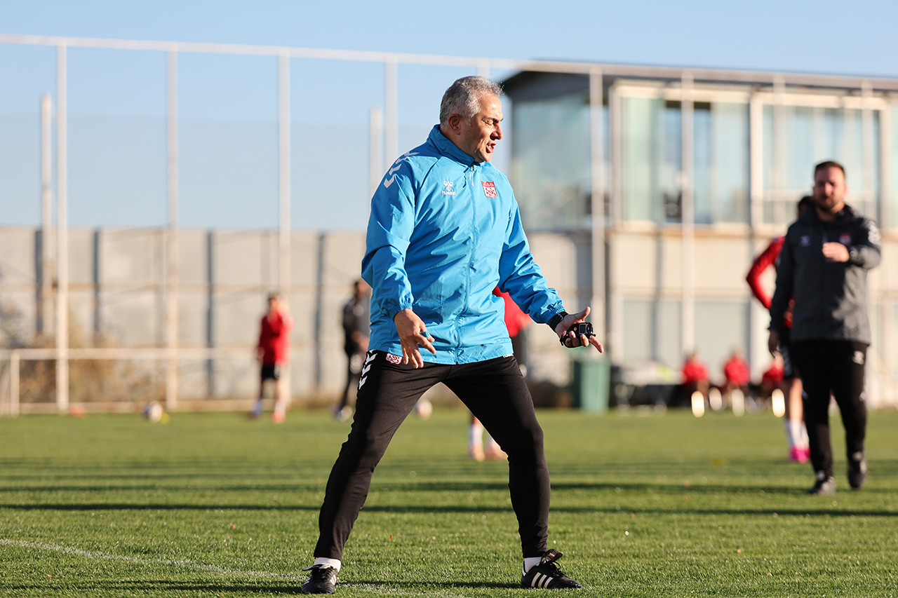 sivasspor-mehmet-hoca-uyari-3.jpg