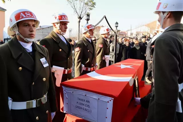 sehit-cenazesinde-acili-babanin-2.jpg