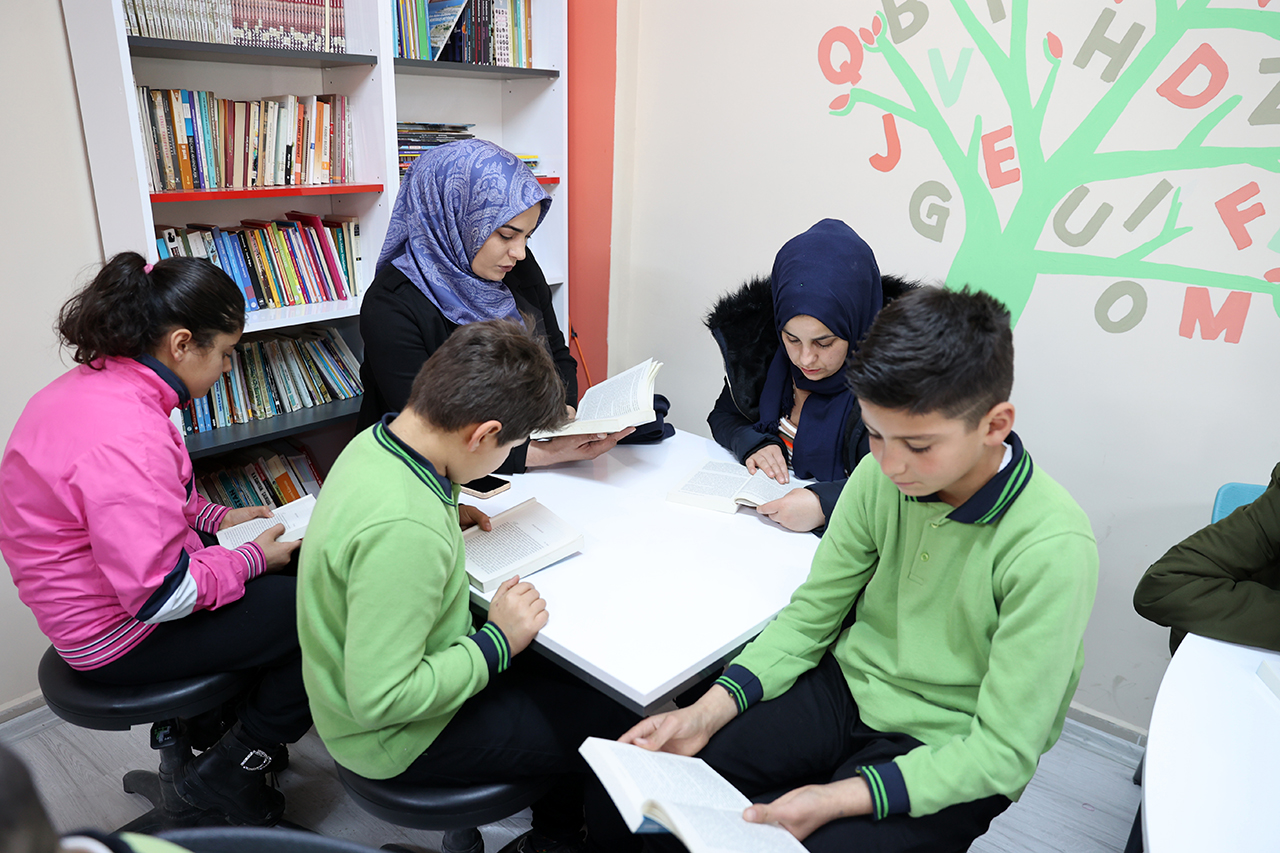 aa-20251231-40119909-40119905-ebeveynler-cocuklariyla-kitap-okumak-icin-okulun-kutuphanesinde-bulusuyor.jpg