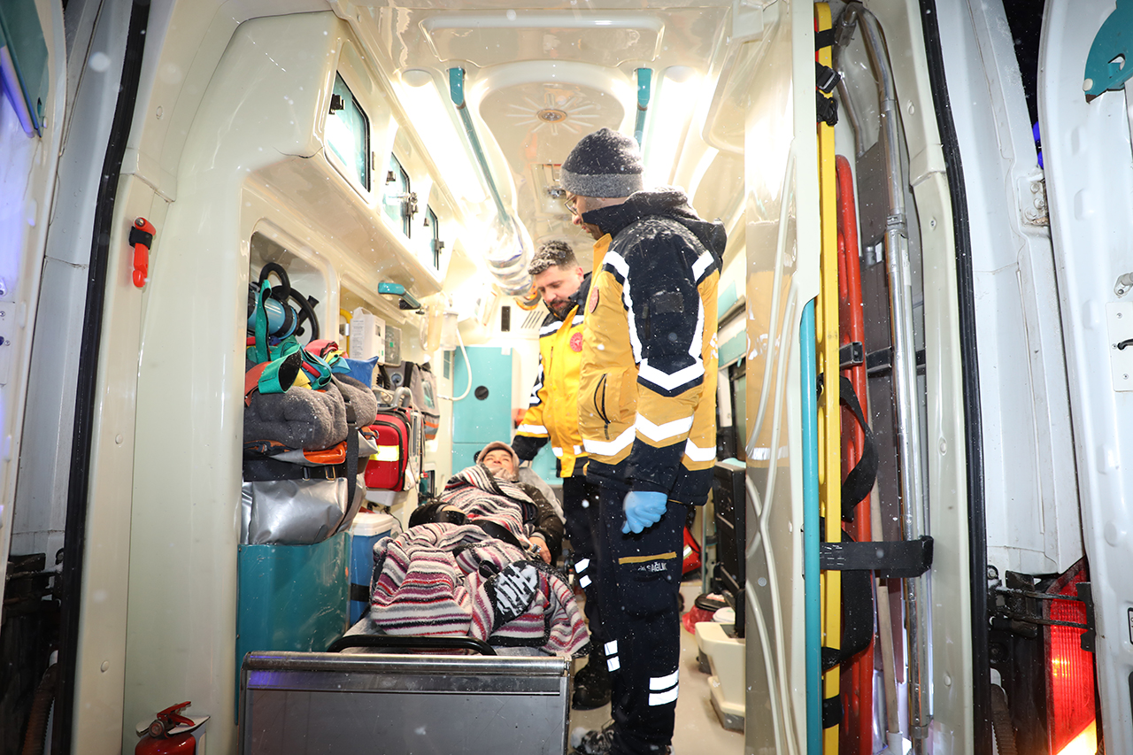 aa-20260113-40237643-40237639-sivasta-ekipler-yolu-kardan-kapanan-koydeki-kalp-hastasi-icin-seferber-oldu.jpg