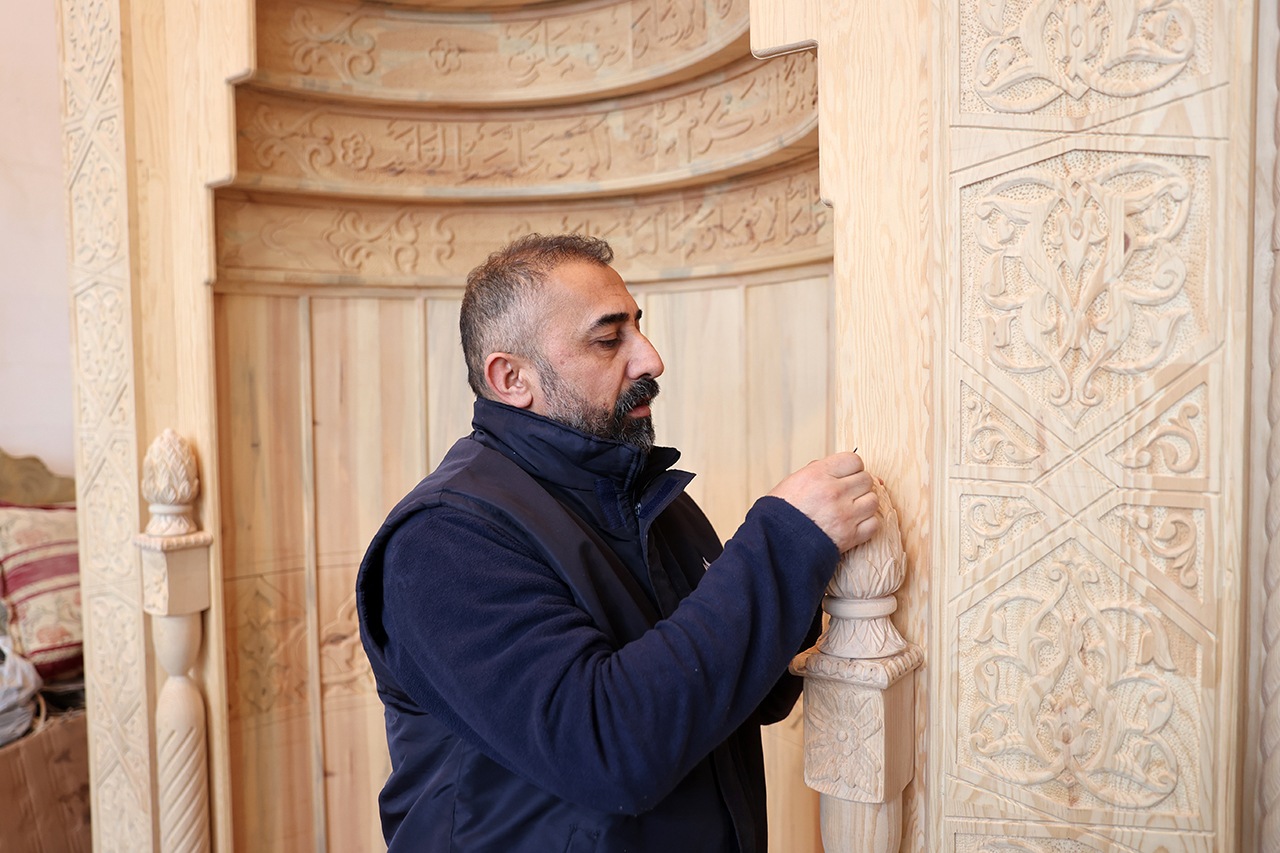 sivasli-ahsap-ustasi-selcuklu-motiflerini-8-ayda-mihraba-isledi-1.jpg