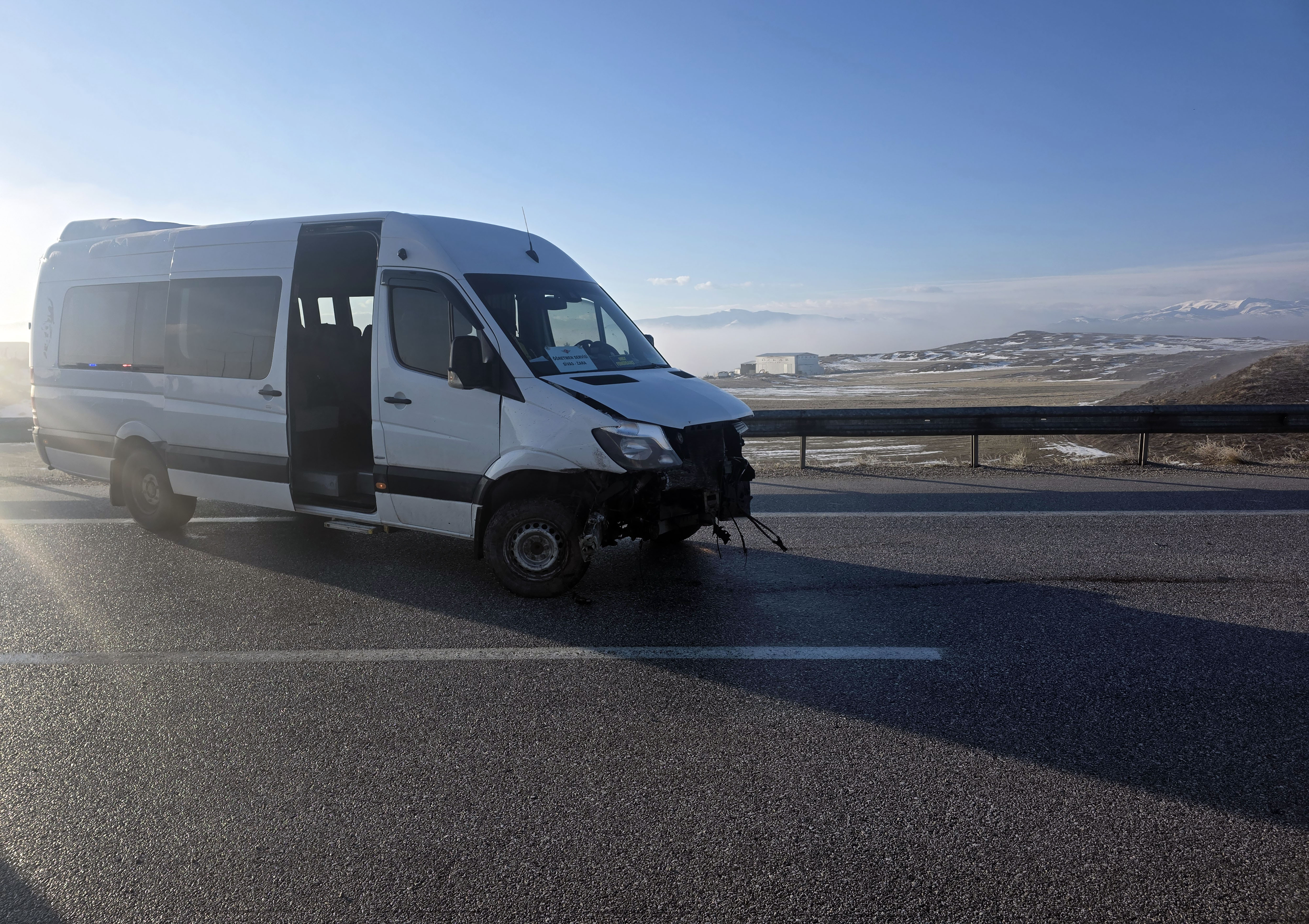 aa-20260212-40528755-40528753-sivasta-ogretmenleri-tasiyan-minibusun-bariyerlere-carptigi-kazada-3-kisi-yaralandi-1.jpg