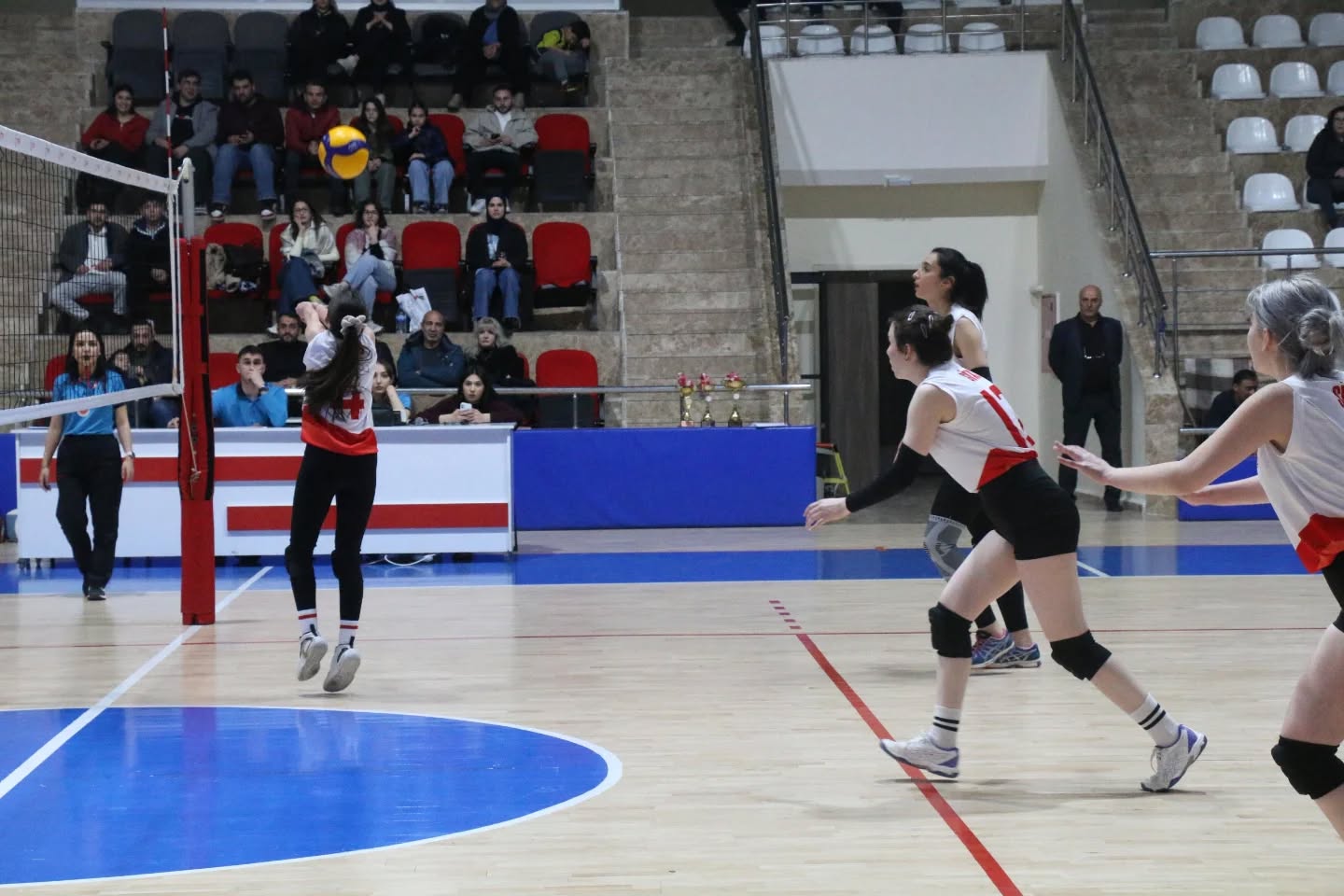 voleybol-kadinlar-8-mart-1.jpg