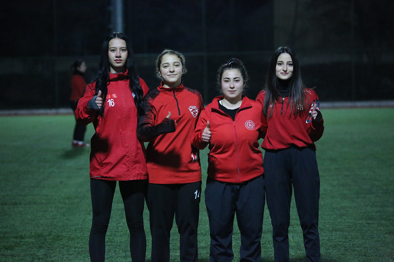 imranlispor-kadin-futbol-takimi-3.jpg