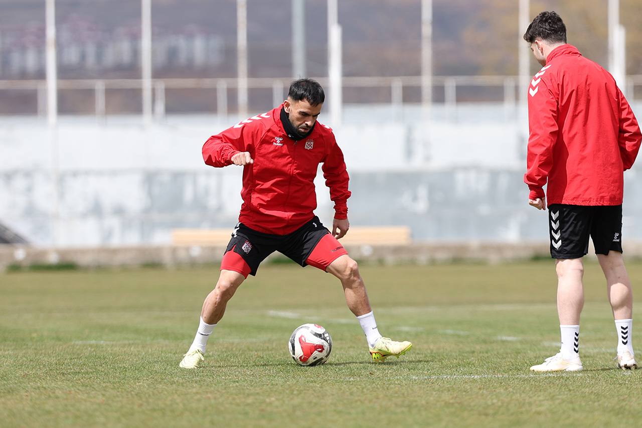 aa-20260404-41011203-41011198-sivasspor-esenler-erokspor-macinin-hazirliklarini-tamamladi.jpg